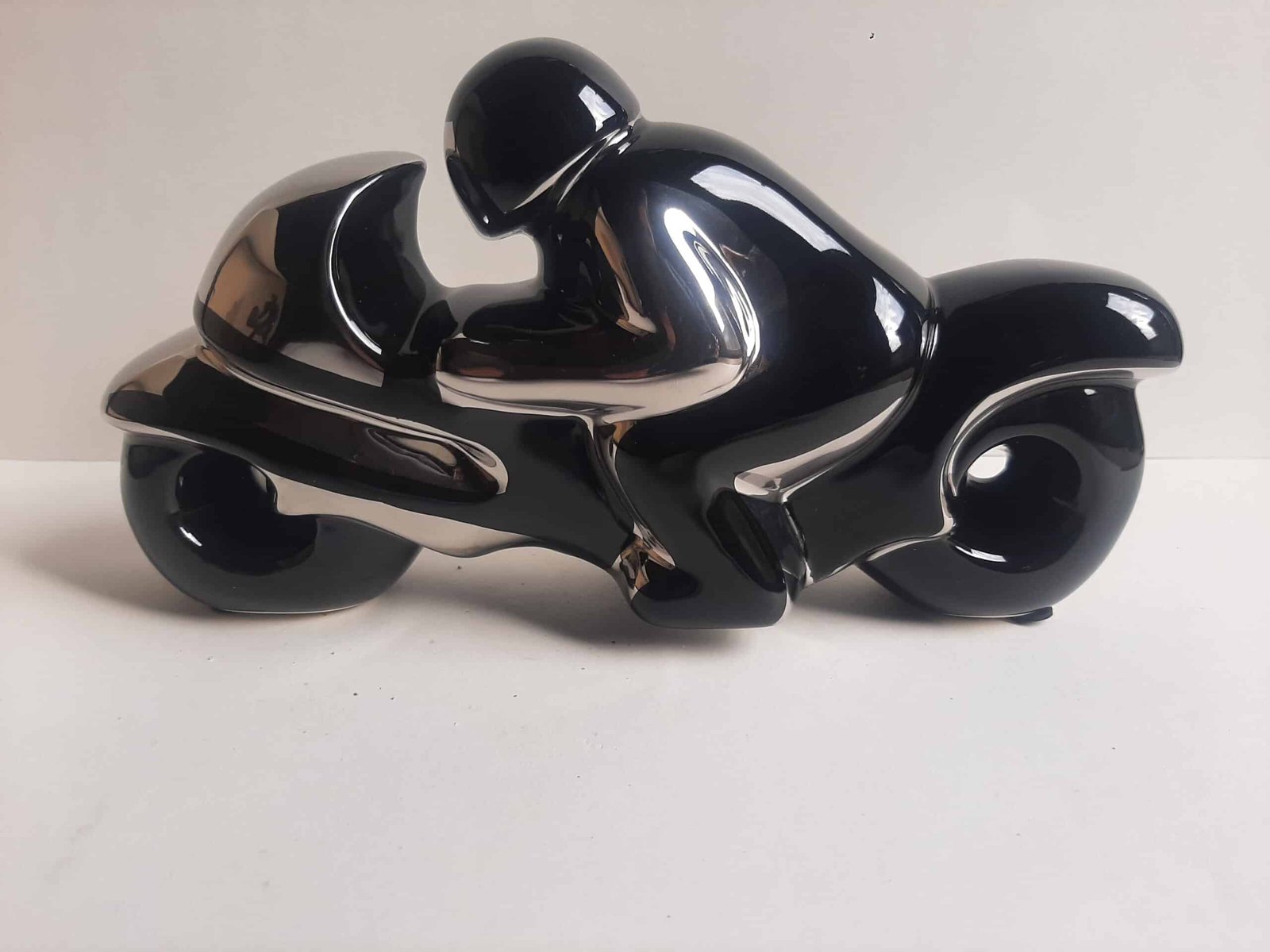 Sculpture moto design Statue Moto course - Sculpture Moto Design - Objet décoratif motard - Objet d'art en céramique noir et argentée - Sculpture ornement - Décoration d'intérieur - Déco sport - Maison feng shui - Cadeau souvenir