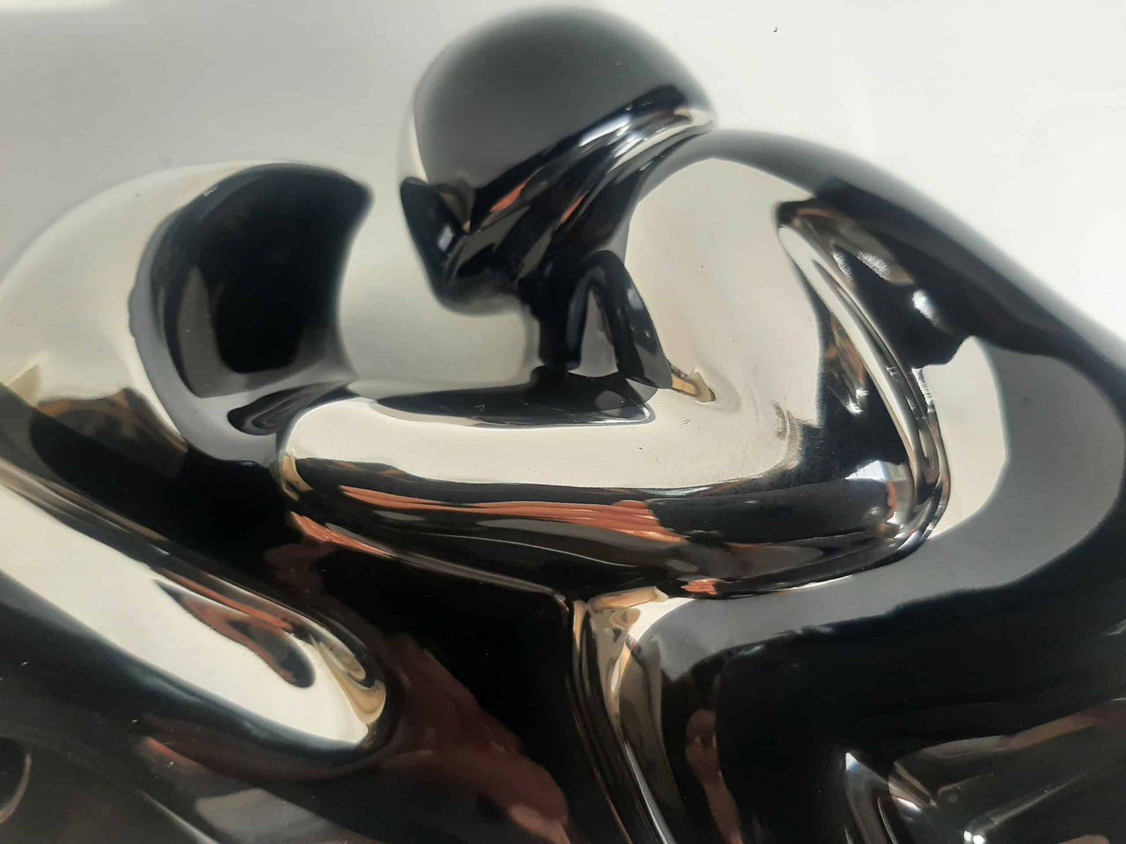 Moto de course sculpture céramique, design noir Statue Moto course - Sculpture Moto Design - Objet décoratif motard - Objet d'art en céramique noir et argentée - Sculpture ornement - Décoration d'intérieur - Déco sport - Maison feng shui - Cadeau souvenir