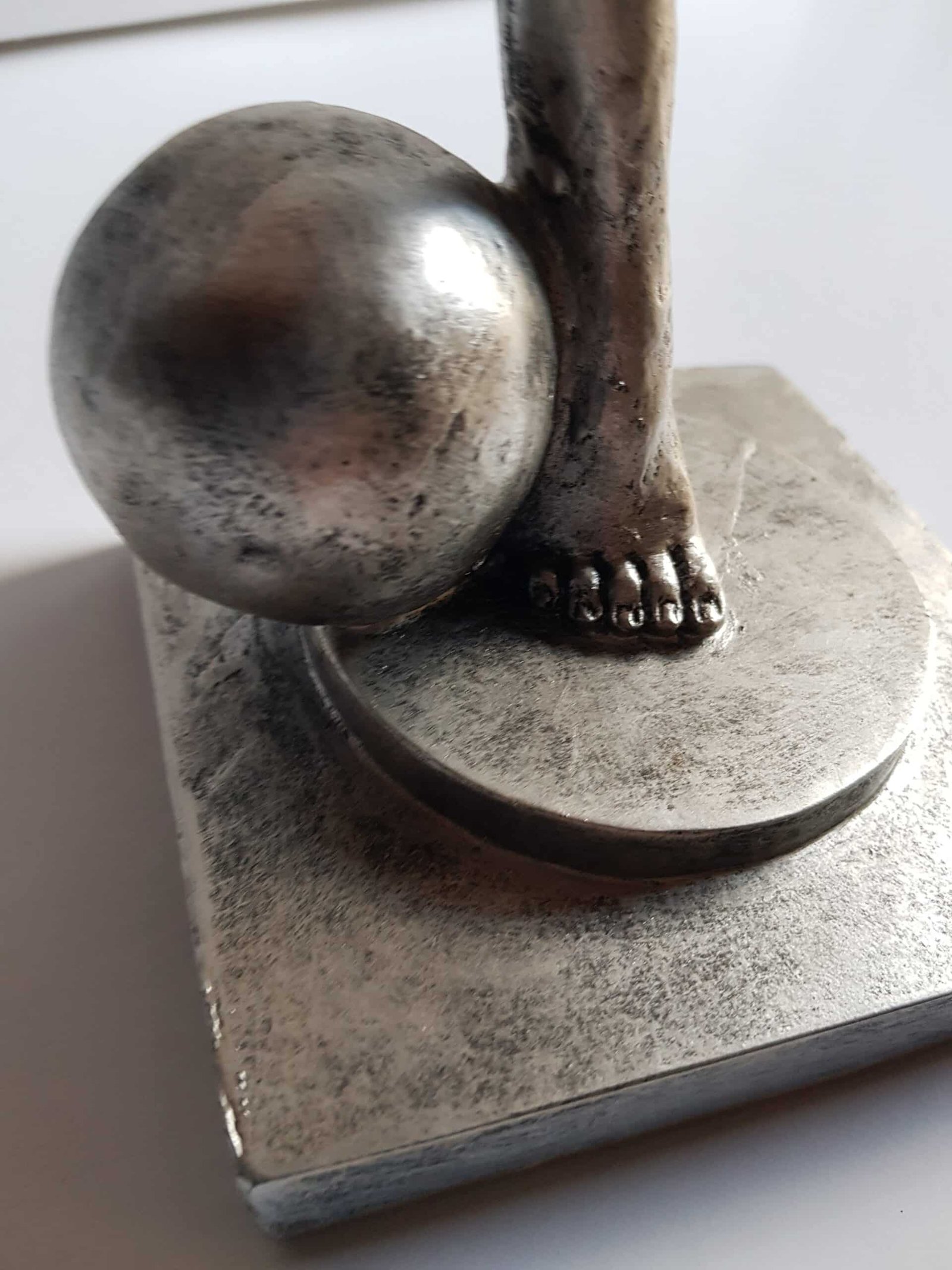 Statue Gymnaste, résine argenté (4) Statue Gymnaste- Gymnaste et ballon sur socle - Objet décoratif Gymnaste - Objet d'art en résine argentée - Sculpture ornement - Décoration d'intérieur - Déco Sport - Maison feng shui - Cadeau sportif - Trophée - Coupe