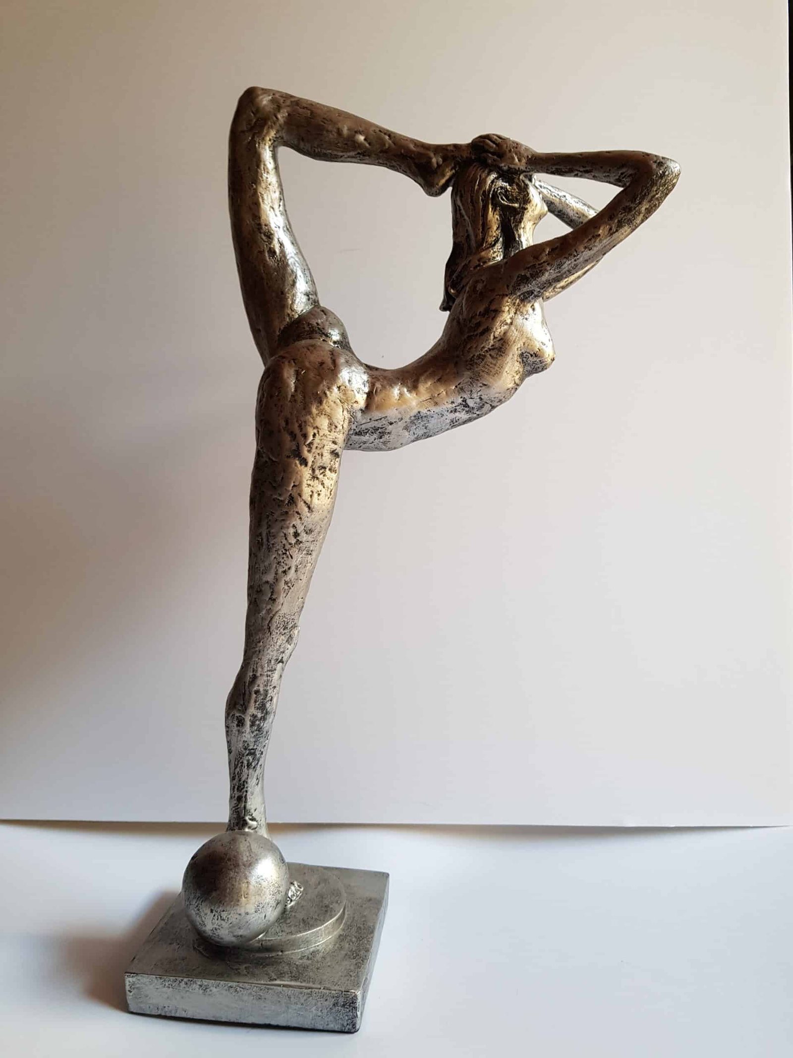 Statue Gymnaste, résine argenté (6) Statue Gymnaste- Gymnaste et ballon sur socle - Objet décoratif Gymnaste - Objet d'art en résine argentée - Sculpture ornement - Décoration d'intérieur - Déco Sport - Maison feng shui - Cadeau sportif - Trophée - Coupe