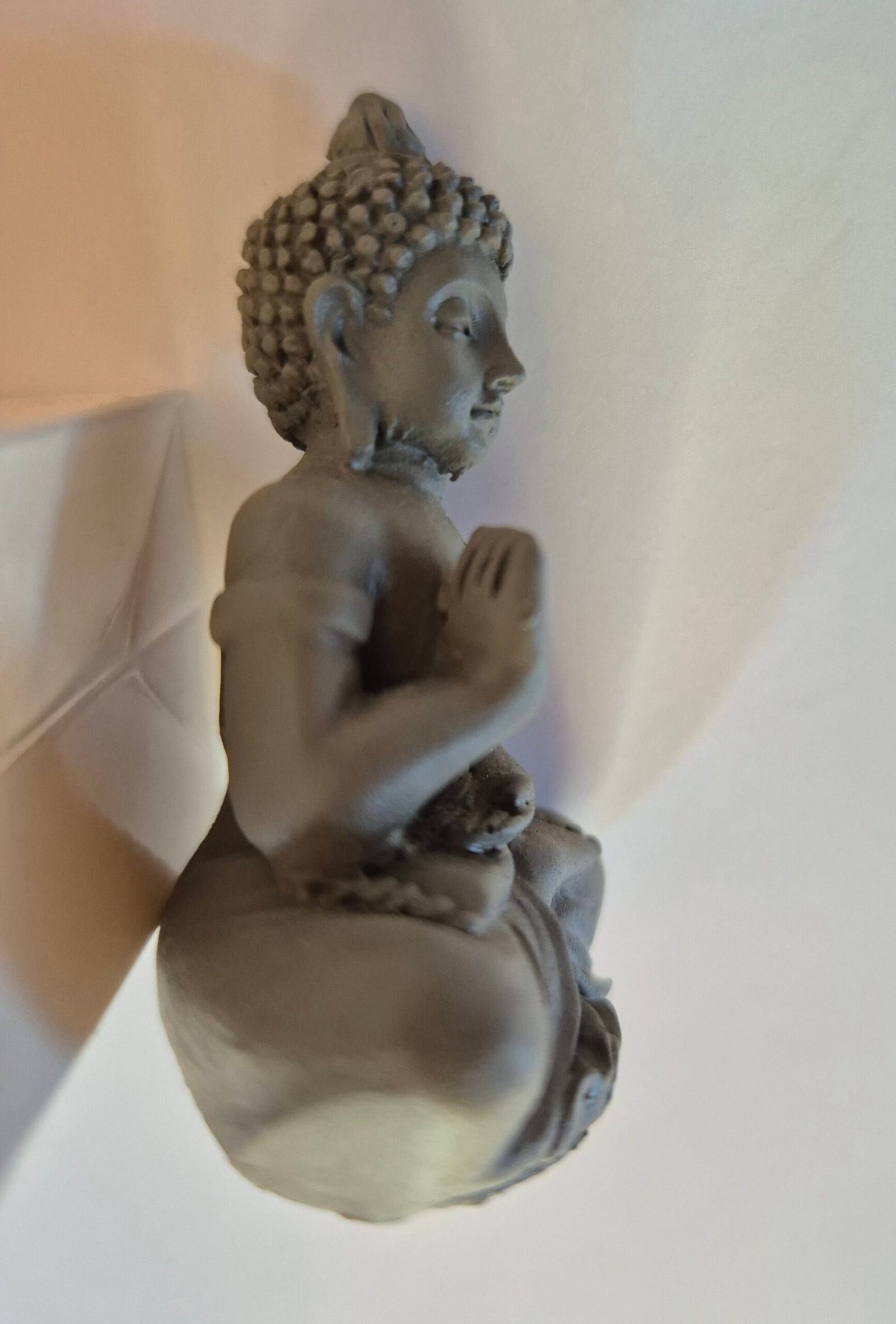 Bouddha statue déco zen (4) Statue Bouddha - Objet décoratif - Décoration d'intérieur - Déco Zen - Maison feng shui - Cadeau paix et bonheur - Objet d'art en céramique gris foncé - Sculpture ornement - Maison feng shui - Cadeau déco