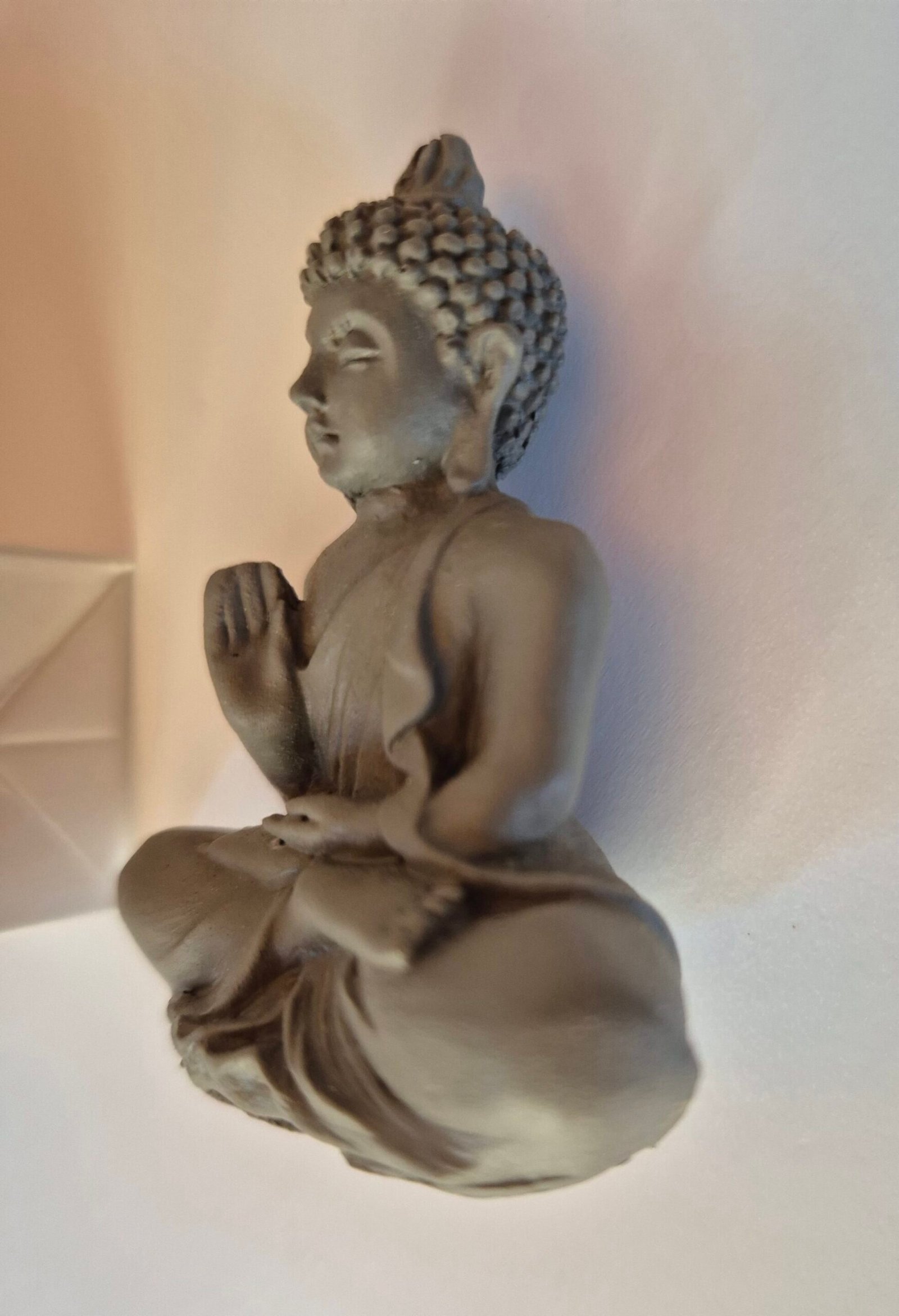 Bouddha statue déco zen (5) Statue Bouddha - Objet décoratif - Décoration d'intérieur - Déco Zen - Maison feng shui - Cadeau paix et bonheur - Objet d'art en céramique gris foncé - Sculpture ornement - Maison feng shui - Cadeau déco