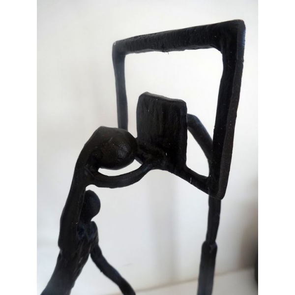 Sculpture basketteur au panier, Métal marron