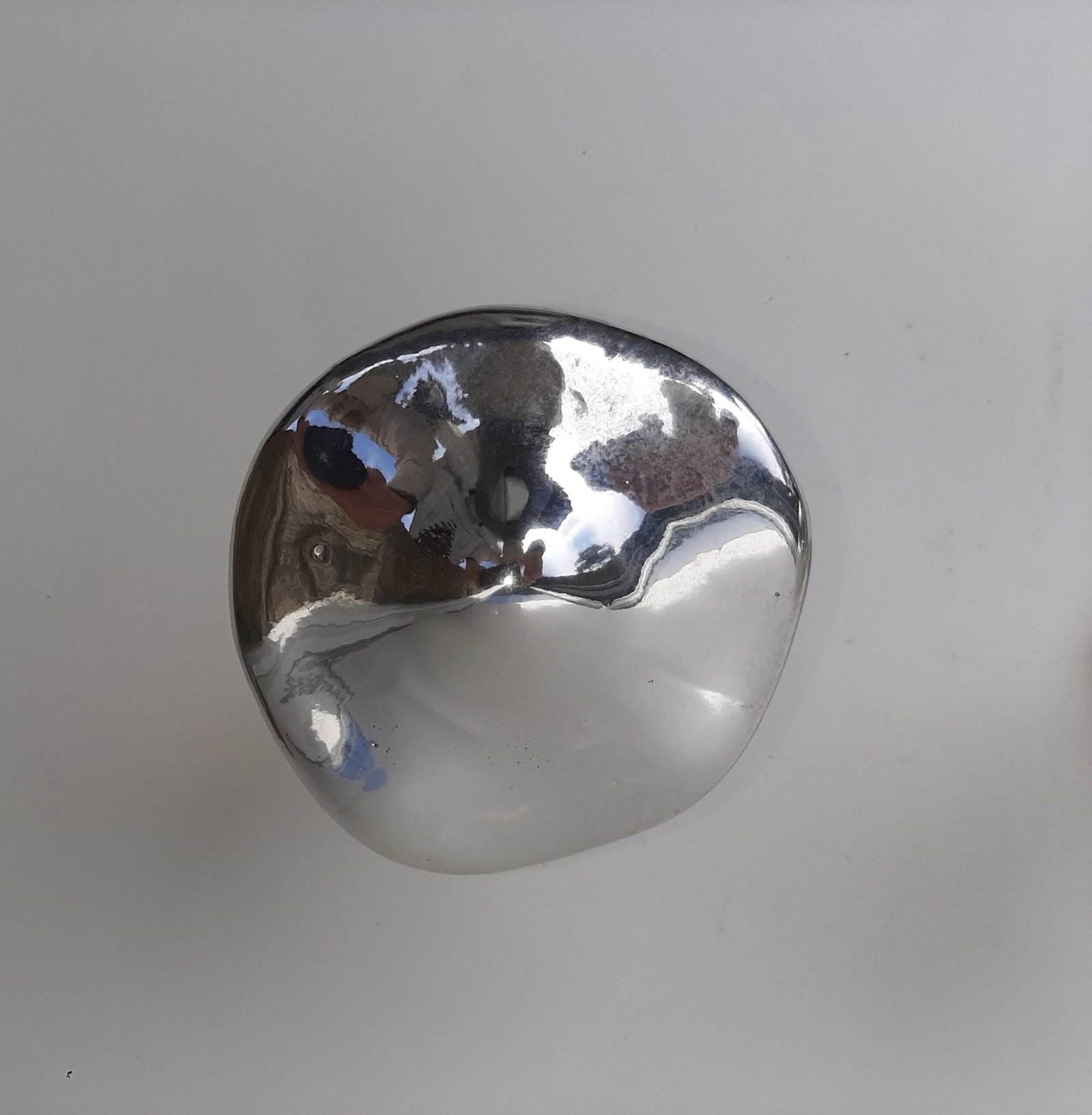 Zoom decorative silver ceramic mushroom, seen from above Sculpture Champignon déco - Statue Champignon déco en céramique - Décoration d'intérieur champêtre - Objet d'art céramique argentée - Déco ornement originale - Cadeau déco - idée cadeau