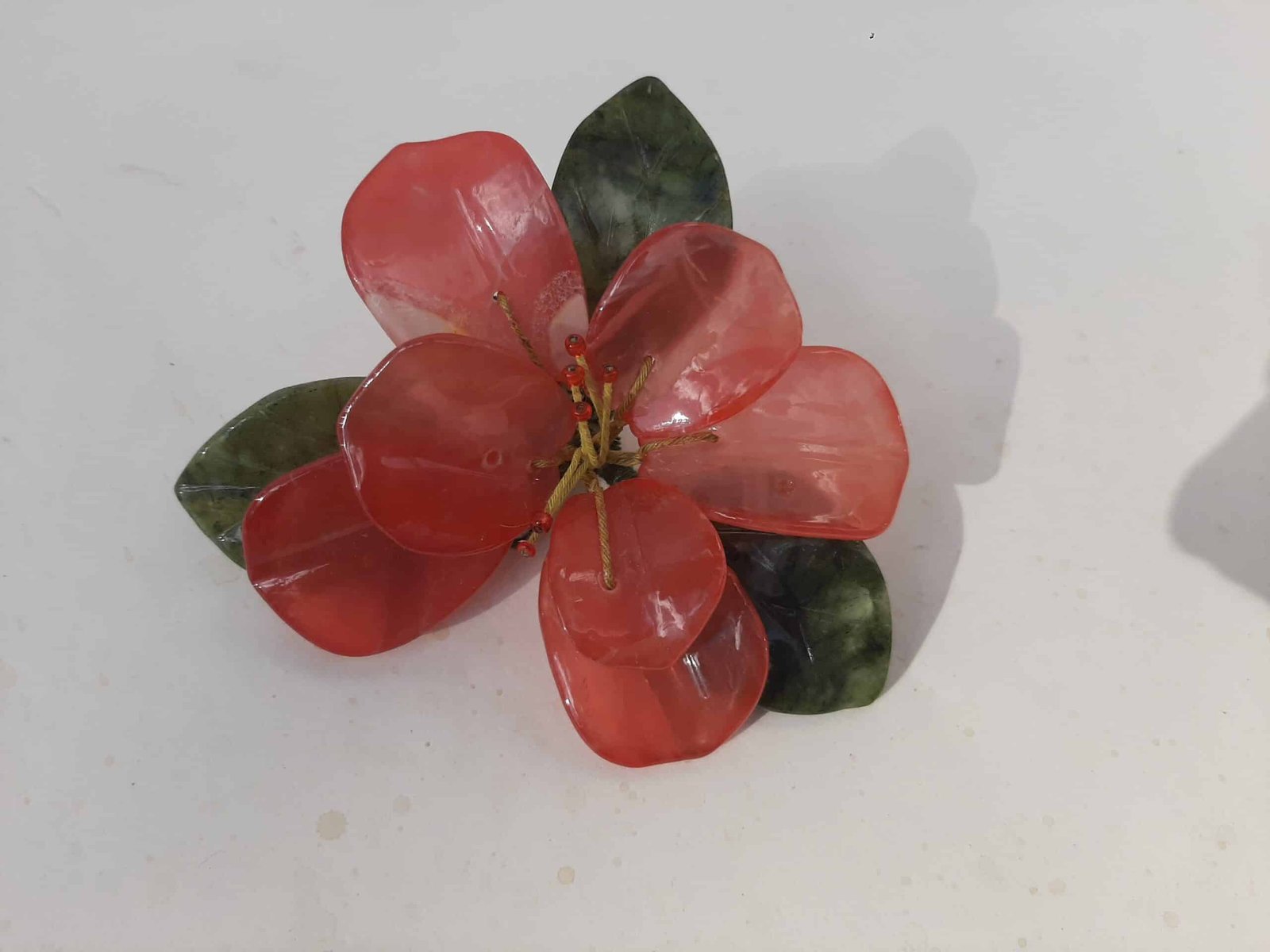 Red jade flower and its leaves Fleur jade rouge sculpture - Fleur décorative en jade - Ornement décoratif - Déco florale - Objet décoratif - Déco de table - Cadeau déco