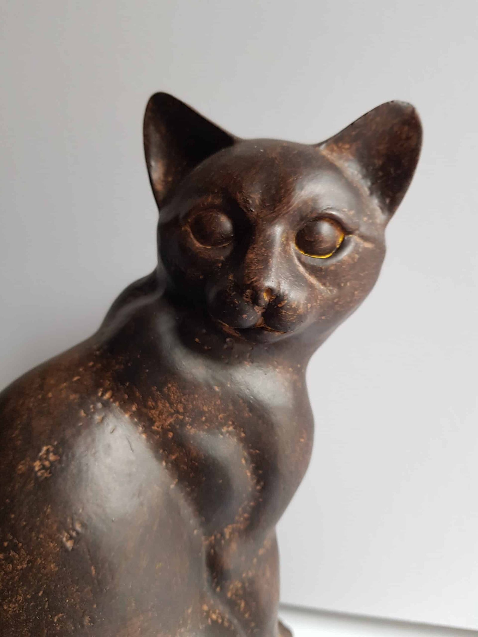Statue Chat assis H 20 cm, Résine marron (1) Chat statue - Chat décoratif - Objet décoratif chat - Décoration d'intérieur chat - Objet d'art en céramique marron - Sculpture ornement - Déco animale - Maison feng shui - Cadeau déco