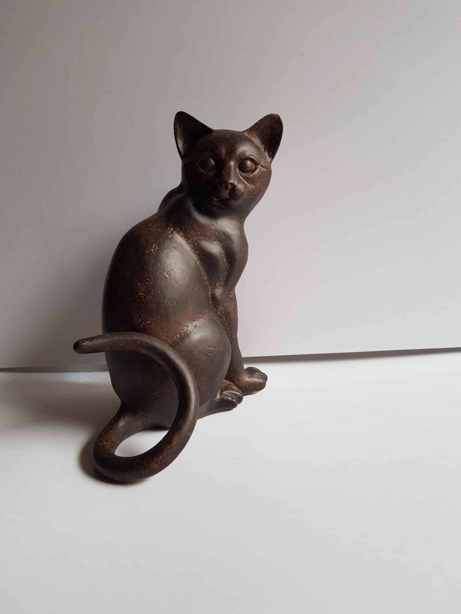 Statue Chat assis H 20 cm, Résine marron (3) Chat statue - Chat décoratif - Objet décoratif chat - Décoration d'intérieur chat - Objet d'art en céramique marron - Sculpture ornement - Déco animale - Maison feng shui - Cadeau déco