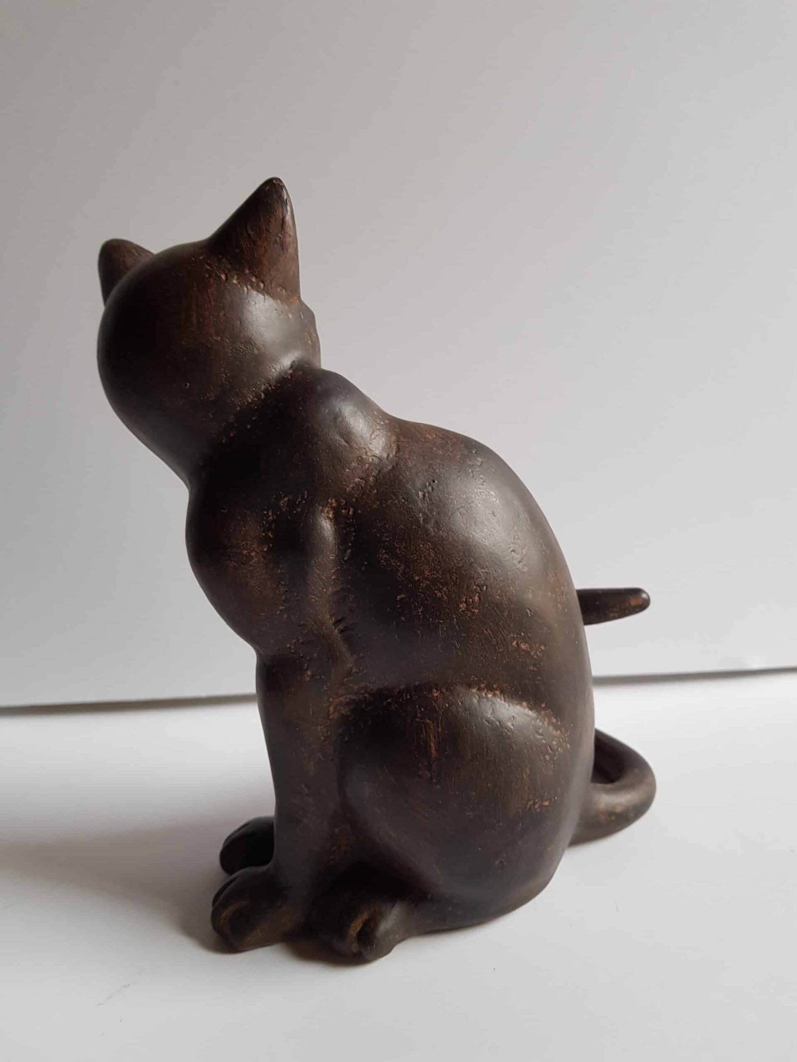 Statue Chat assis H 20 cm, Résine marron Chat statue - Chat décoratif - Objet décoratif chat - Décoration d'intérieur chat - Objet d'art en céramique marron - Sculpture ornement - Déco animale - Maison feng shui - Cadeau déco