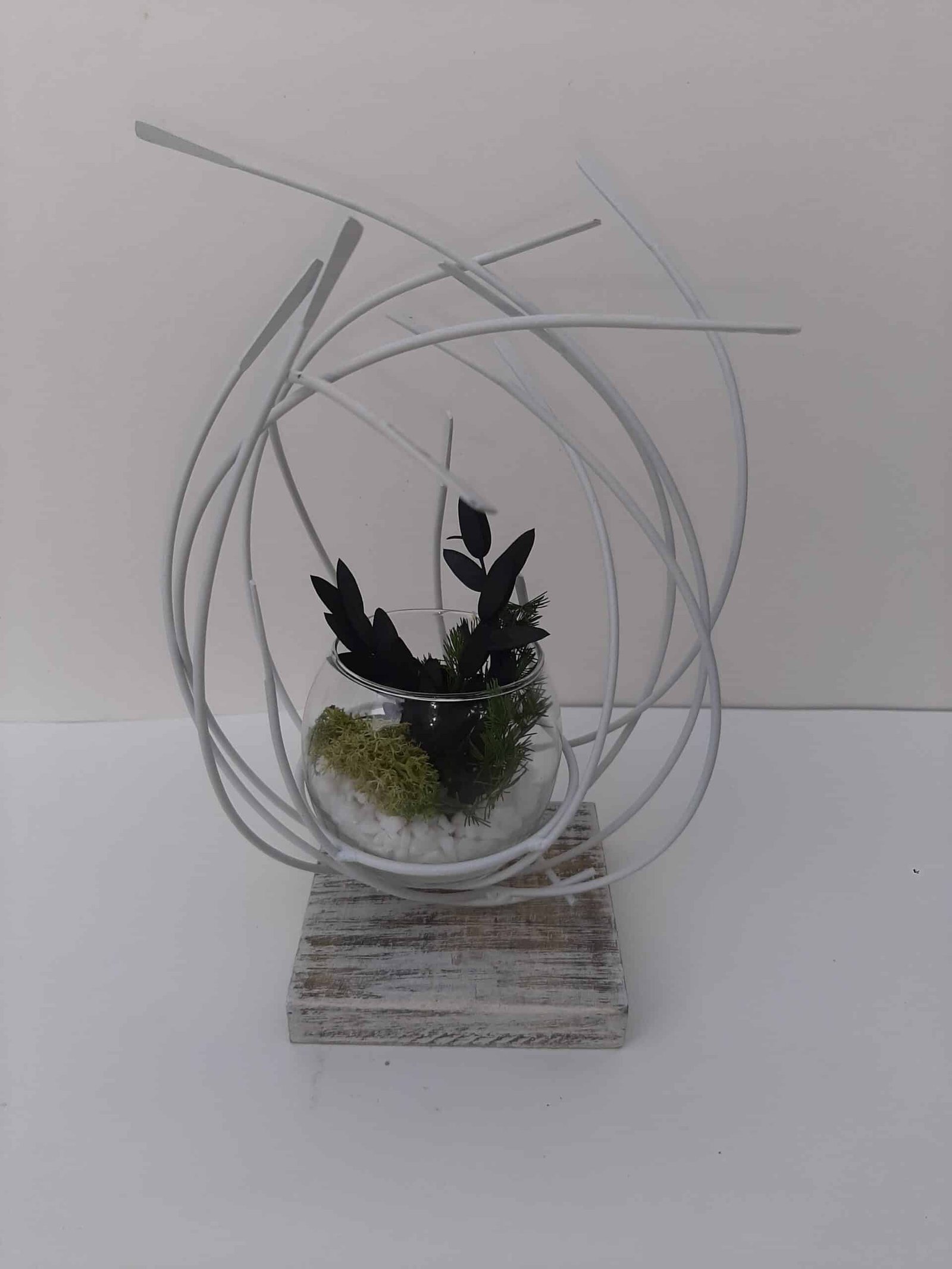 Vase boule verre, socle bois et structure métallique blanche Vase boule déco originale - Vase décoratif design blanc - Ornement décoratif fleurs - Déco fleurie - Objet décoratif design métal - Déco chic de table - Cadeau invitation