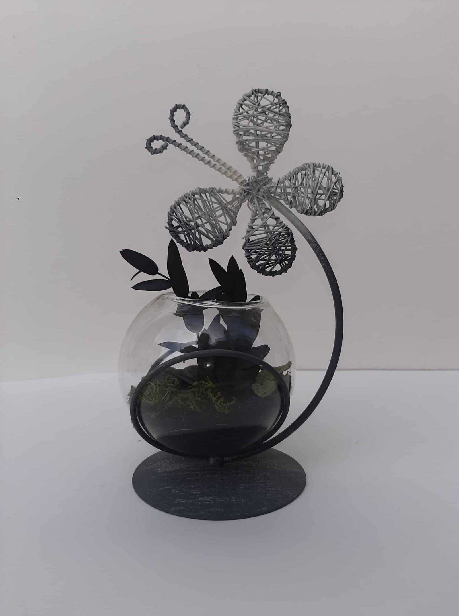 Decorative vase Glass ball and Butterfly on iron base, stabilized flowers and sand Vase boule papillon déco - Vase Papillon décoratif - Ornement décoratif fleurs - Déco fleurie - Objet décoratif design métal - Déco chic de table - Cadeau invitation