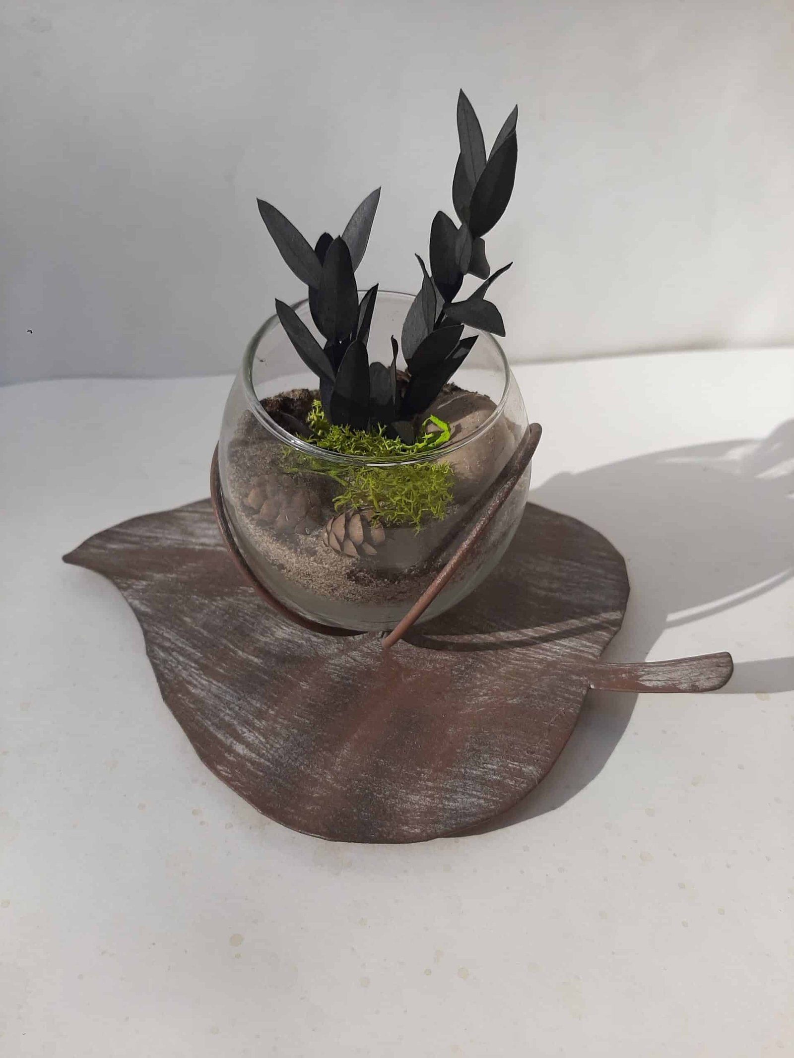 Decorative metal leaf ball vase Vase boule feuille décoratif- Sculpture feuille et vase - Objet décoratif fleurs - Objet d'art en métal - Sculpture ornement intérieur - Décoration d'intérieur - Déco florale- Maison feng shui - Cadeau souvenir