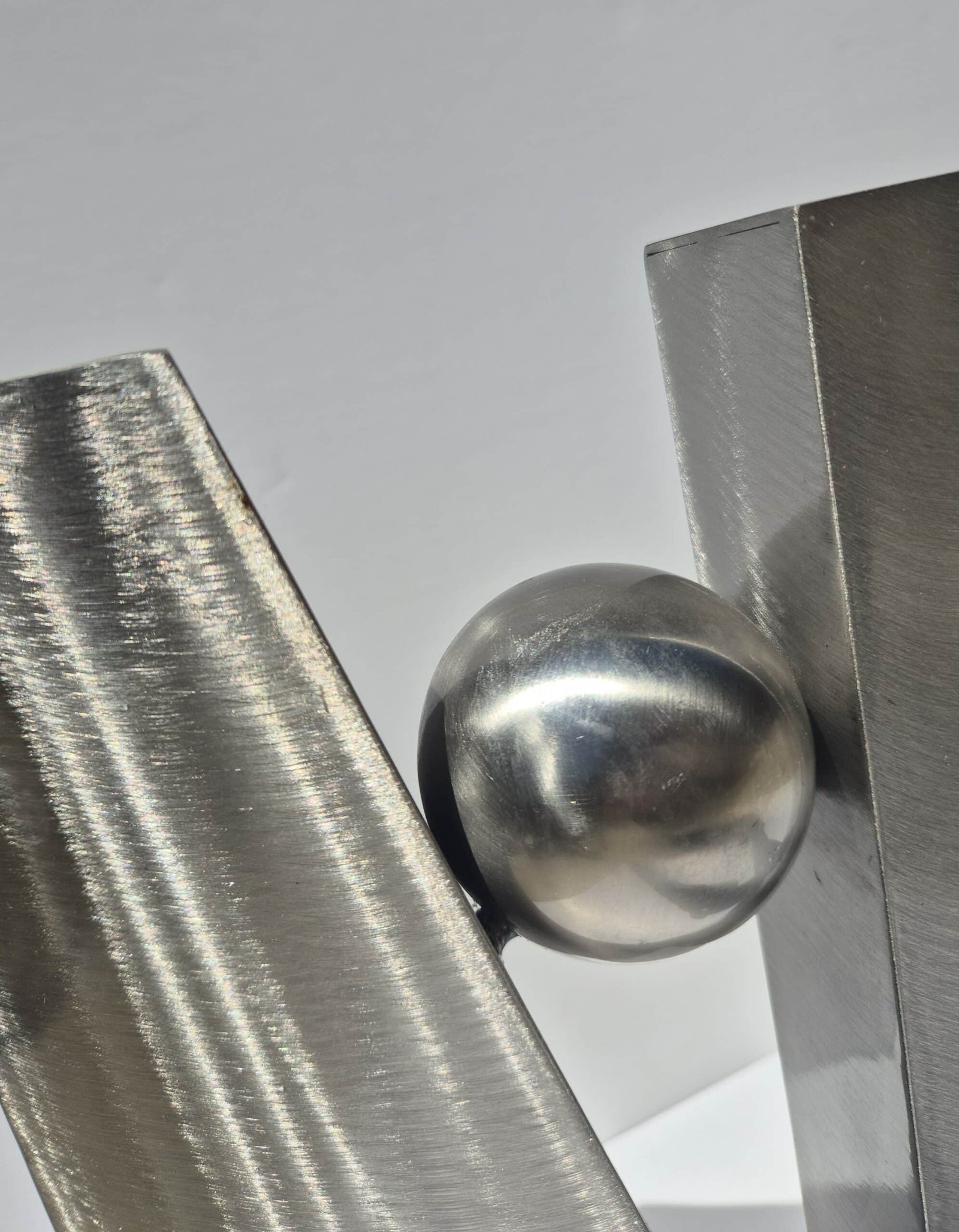 Bouclier sculpture design Métal, zoom boule en extérieur Bouclier sculpture design - Bouclier décoratif - Objet décoratif bouclier - Décoration d'intérieur - Oeuvre d'art en acier inoxydable- Sculpture ornement - Déco Métal - Maison feng shui - Cadeau déco