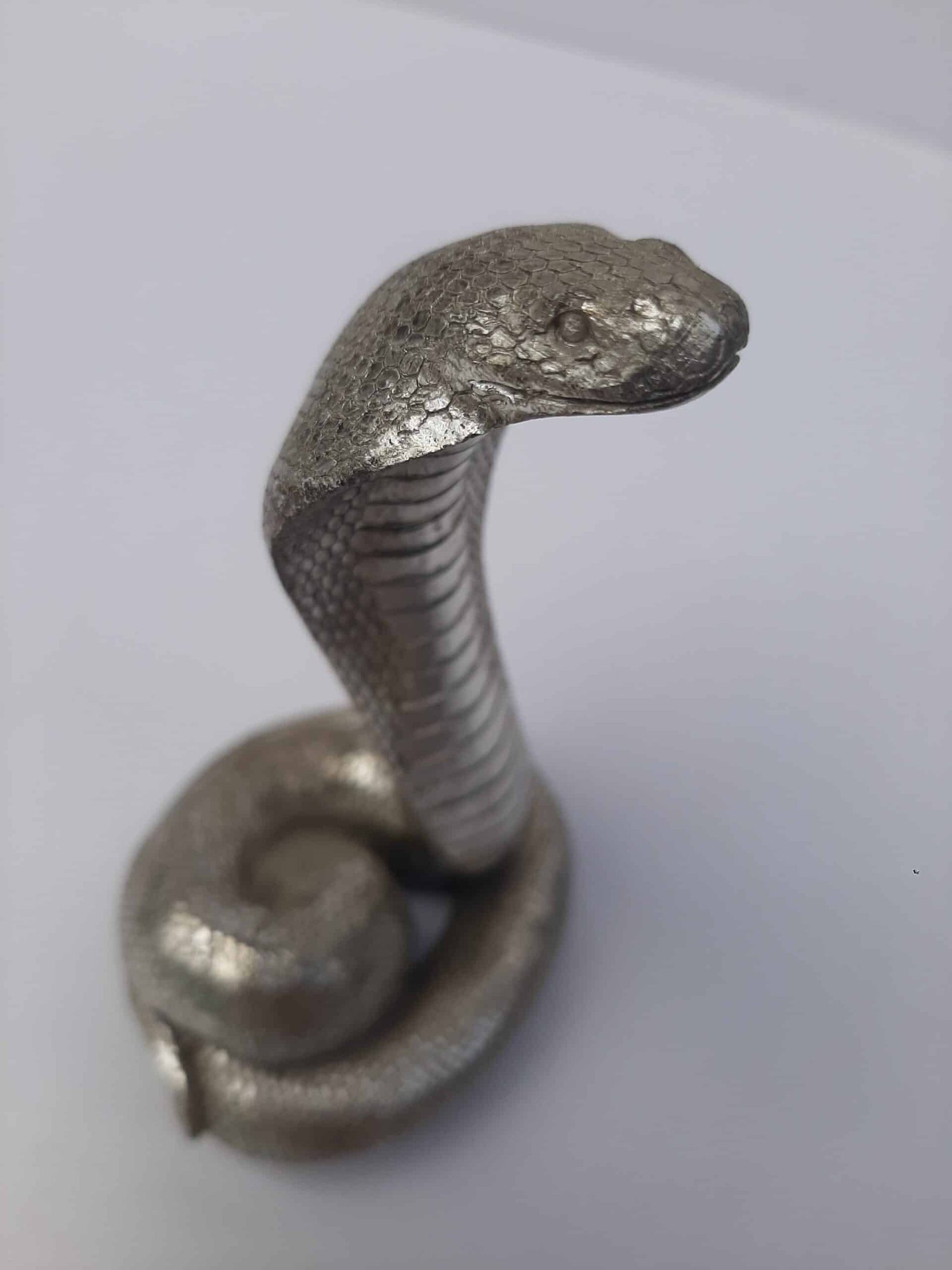 Cobra snake Statue Cobra résine - Déco serpent tendance - Objet décoratif serpent - Décoration de salon - Décoration d'intérieure argentée - Sculpture ornement - Déco sauvage - Ornement d'intérieur - Maison feng shui - Cadeau déco