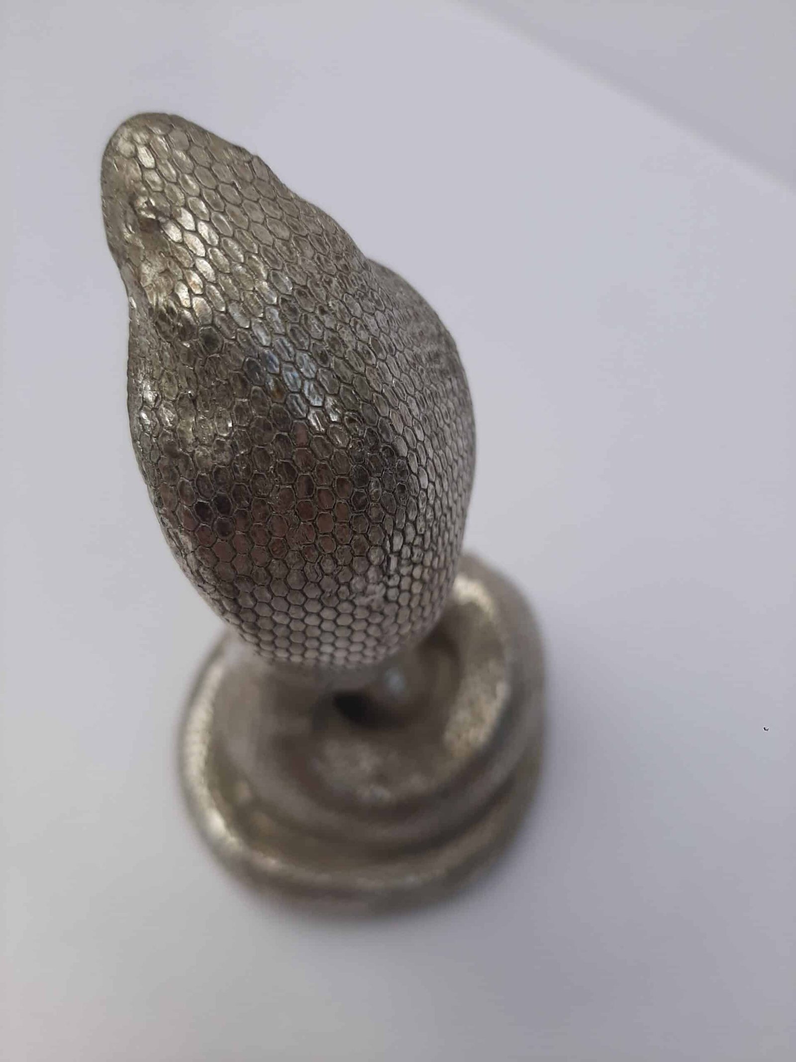 Cobra en résine argentée Statue Cobra résine - Déco serpent tendance - Objet décoratif serpent - Décoration de salon - Décoration d'intérieure argentée - Sculpture ornement - Déco sauvage - Ornement d'intérieur - Maison feng shui - Cadeau déco