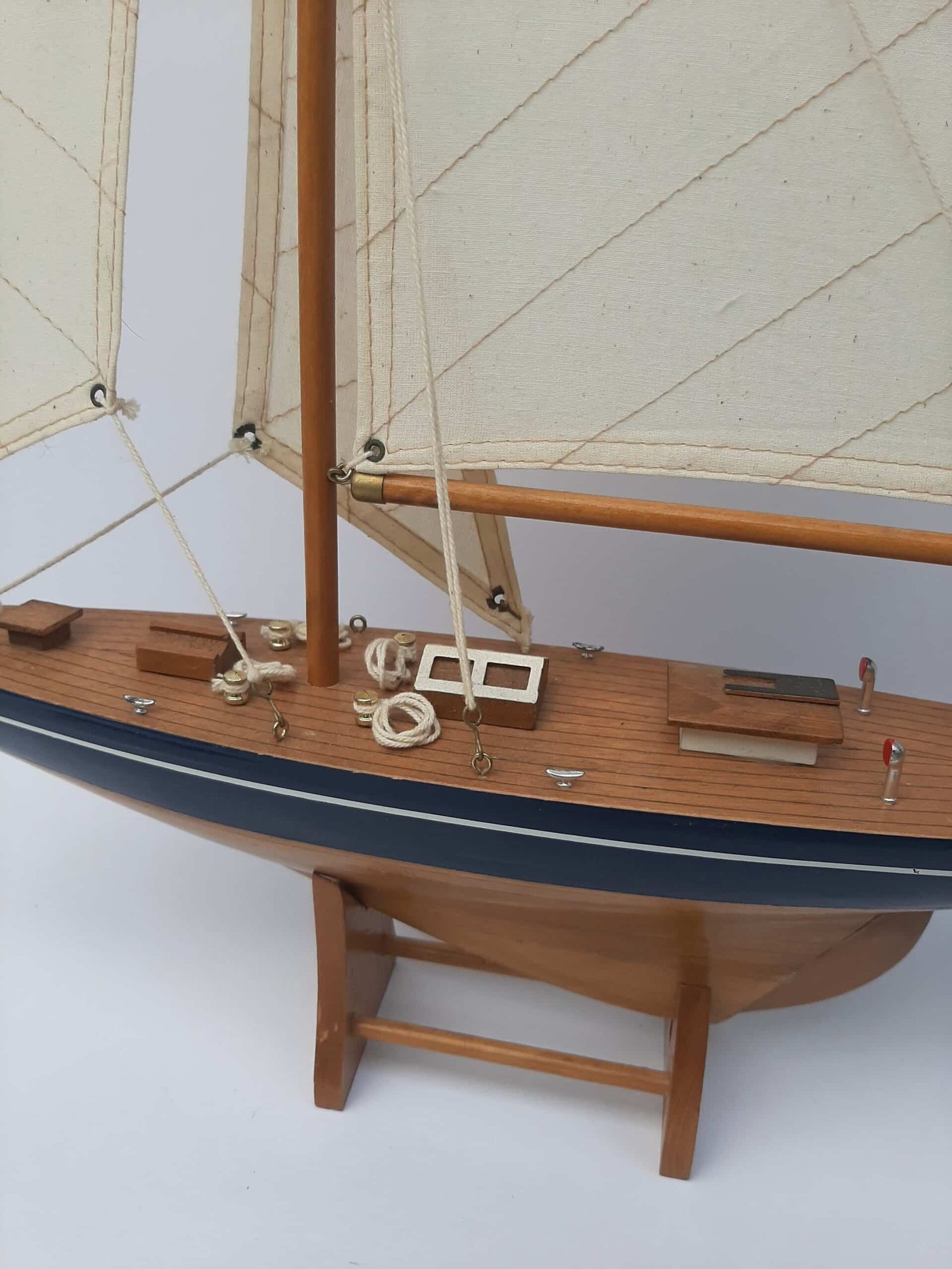 Sailing boat yellow hull, wood 54 cm Bateau à voile déco - Maquette bateau bois décoratif - Ornement décoratif mer - Déco océan - Objet décoratif design - Déco bord de mer - Déco de gite
