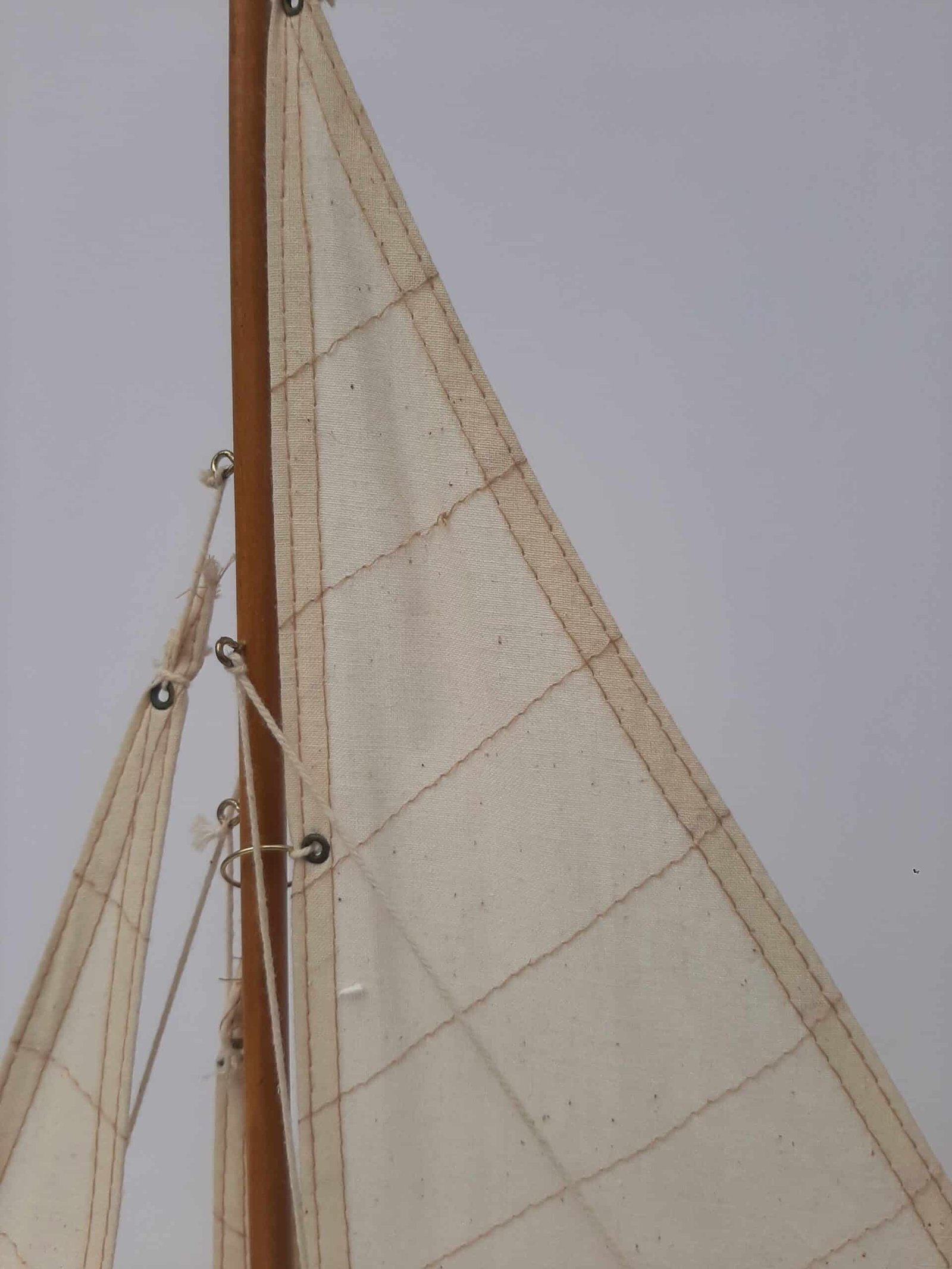 Sailing boat yellow hull, wood 54 cm Bateau à voile déco - Maquette bateau bois décoratif - Ornement décoratif mer - Déco océan - Objet décoratif design - Déco bord de mer - Déco de gite