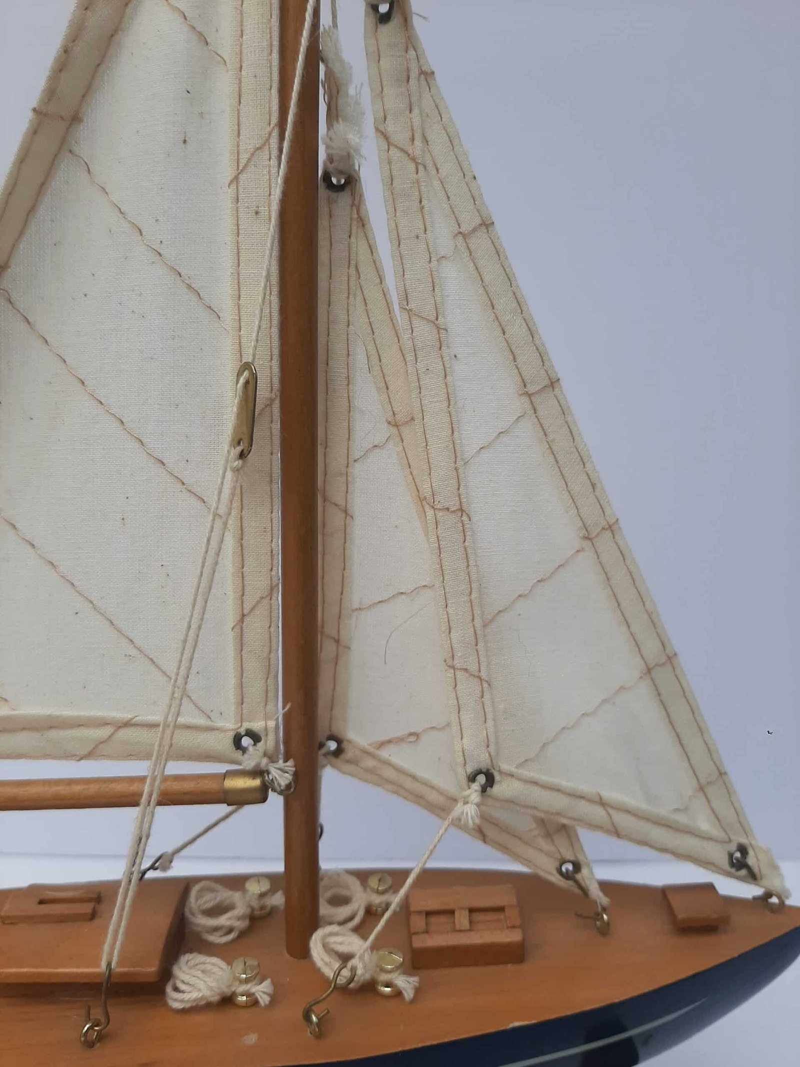Sailing boat yellow hull, wood 54 cm Bateau à voile déco - Maquette bateau bois décoratif - Ornement décoratif mer - Déco océan - Objet décoratif design - Déco bord de mer - Déco de gite