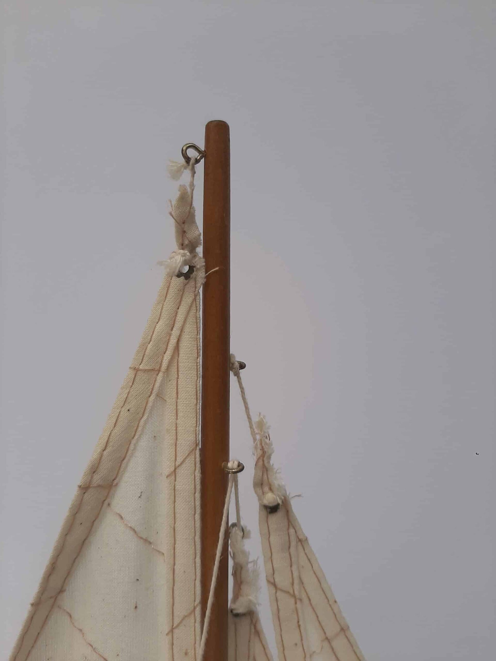 Sailing boat yellow hull, wood 54 cm Bateau à voile déco - Maquette bateau bois décoratif - Ornement décoratif mer - Déco océan - Objet décoratif design - Déco bord de mer - Déco de gite