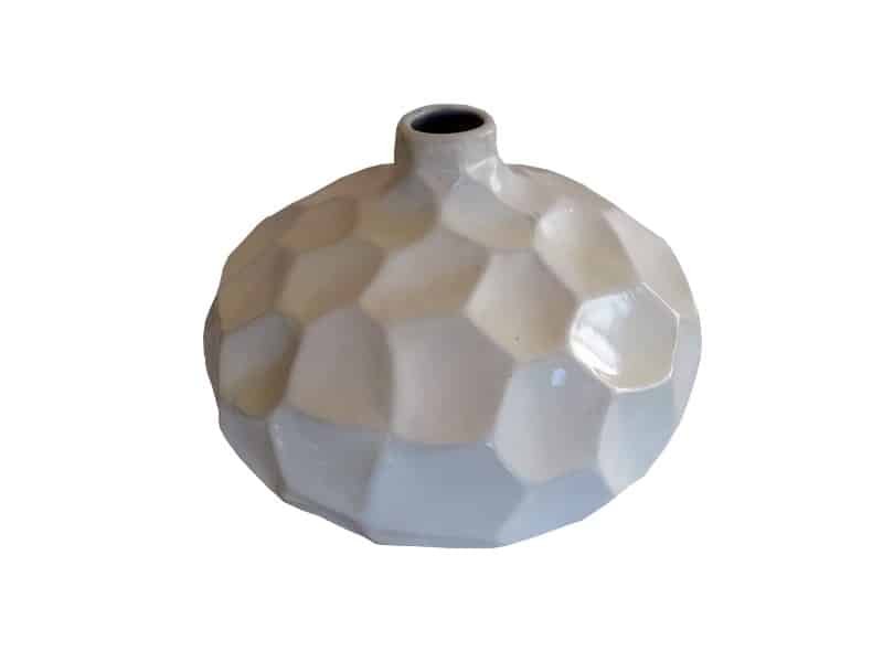 Jarre vase in white ceramic H 17 cm Vase jarre ovale sculpture - Vase décoratif blanc facetté - Décoration d'intérieur fleurs - Objet d'art en céramique - Sculpture ornement décoration d'intérieur - Déco florale - Maison feng shui - Cadeau crémaillère