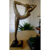 Statue gymnaste en équilibre, Résine or