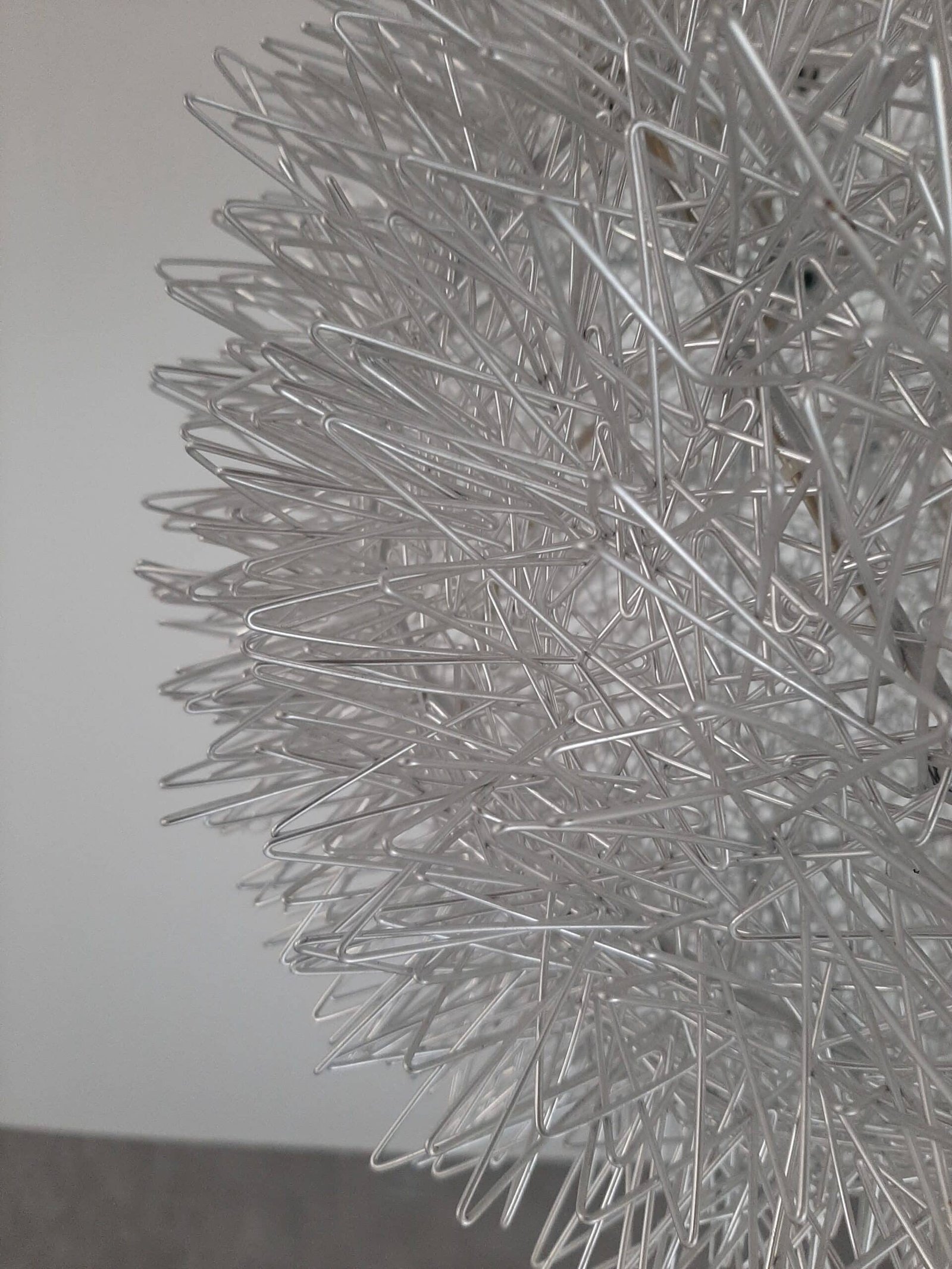 Zoom lustre Luminaire boule pics design - Sculpture lumière Boule relief - Lustre décoratif Boule métal - Suspension en aluminium - Sculpture ornement décoration plafond - Déco salon ou accueil - Maison feng shui