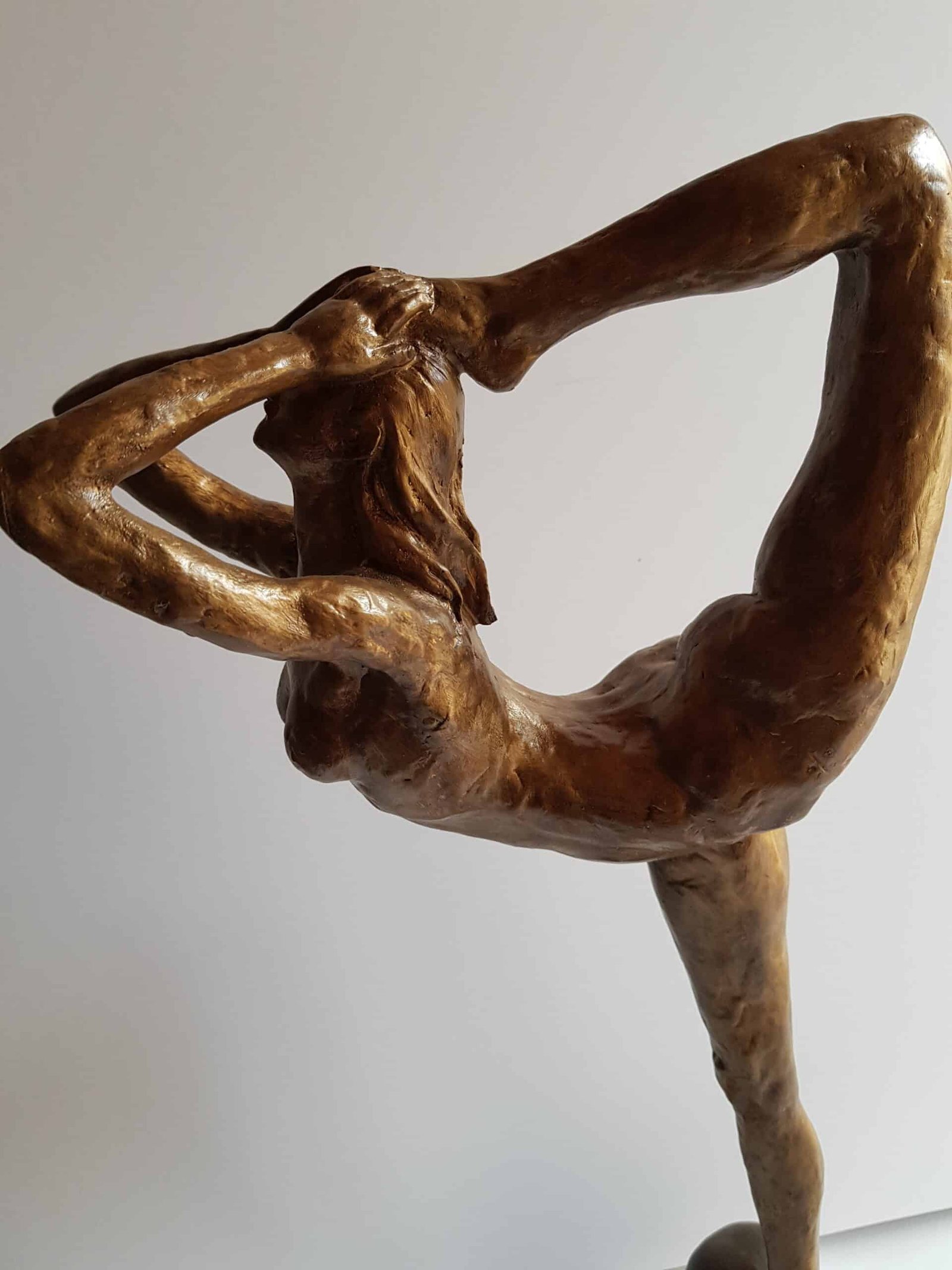 Gymnast Statue, golden resin Statue Gymnaste- Gymnaste et ballon sur socle - Objet décoratif Gymnaste - Objet d'art en résine dorée - Sculpture ornement - Décoration d'intérieur - Déco Sport - Maison feng shui - Cadeau sportif - Trophée - Coupe