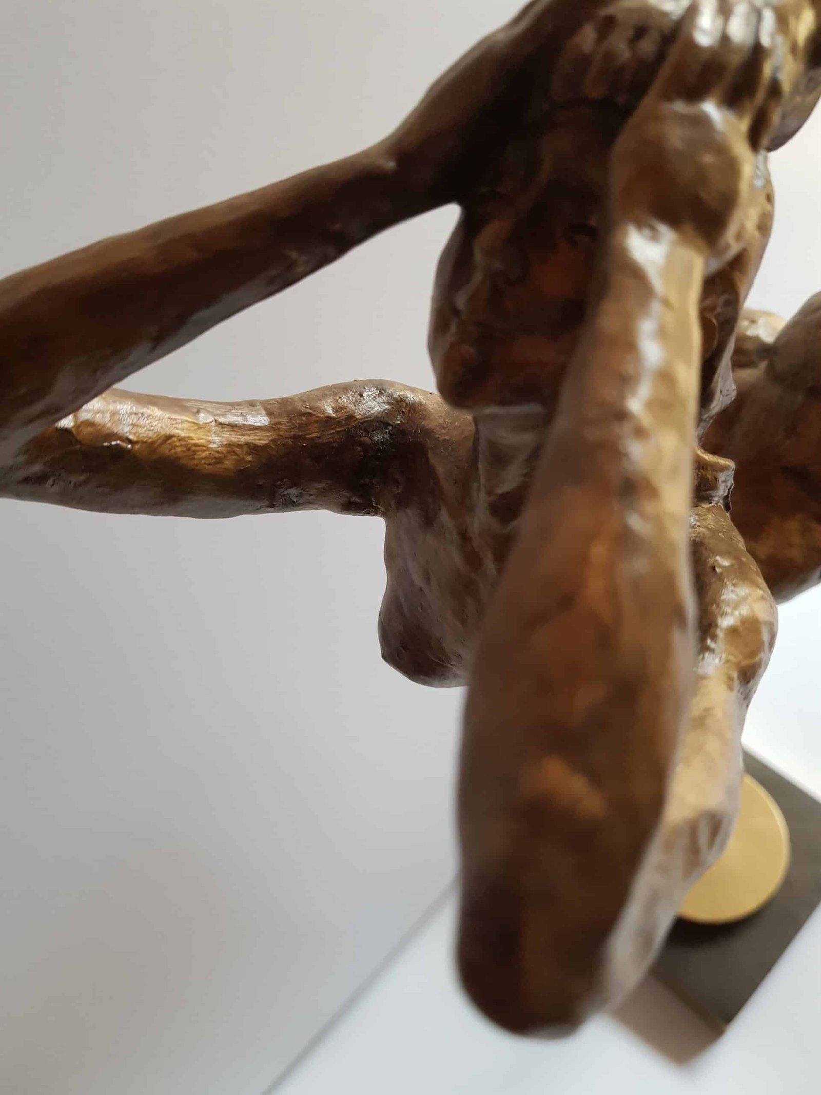 Gymnast Statue, golden resin (2) Statue Gymnaste- Gymnaste et ballon sur socle - Objet décoratif Gymnaste - Objet d'art en résine dorée - Sculpture ornement - Décoration d'intérieur - Déco Sport - Maison feng shui - Cadeau sportif - Trophée - Coupe