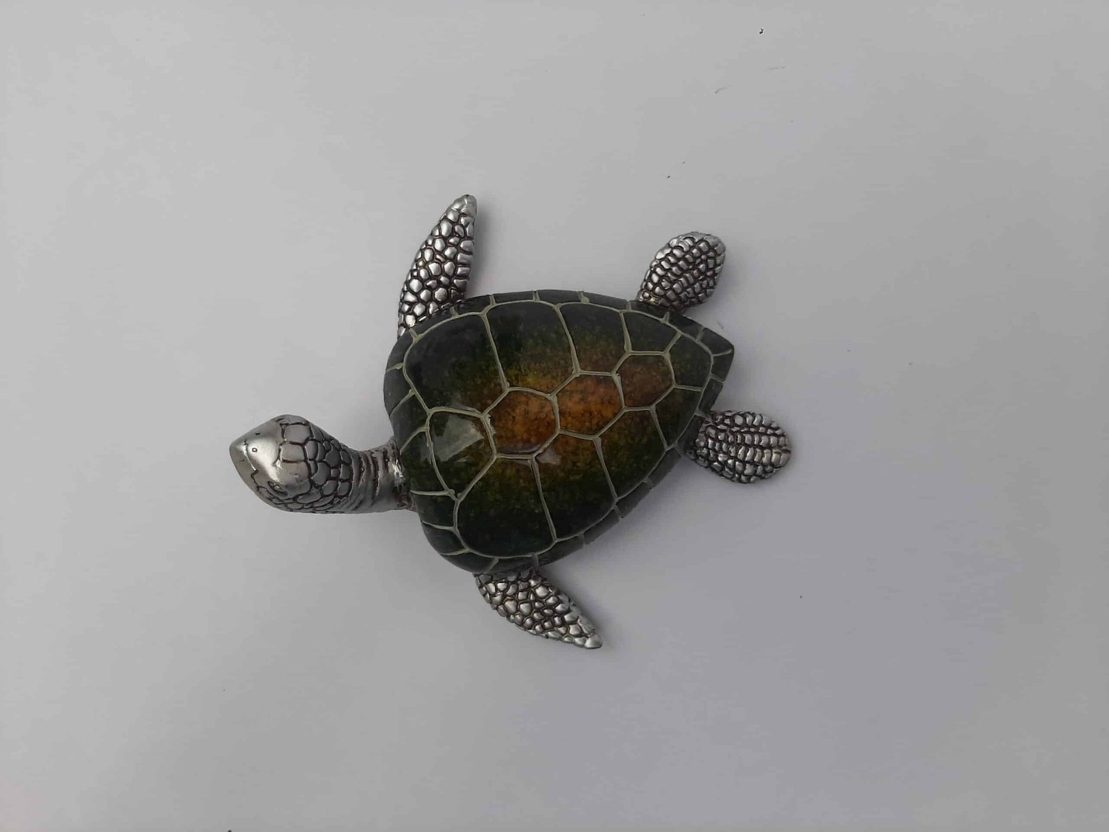 Green and silver colored resin decorative turtle Tortue sculpture - Tortue décorative - Objet décoratif mer et océan - Décoration d'intérieur tortue - Objet d'art en résine - Sculpture ornement - Déco animale - Maison feng shui - Cadeau déco