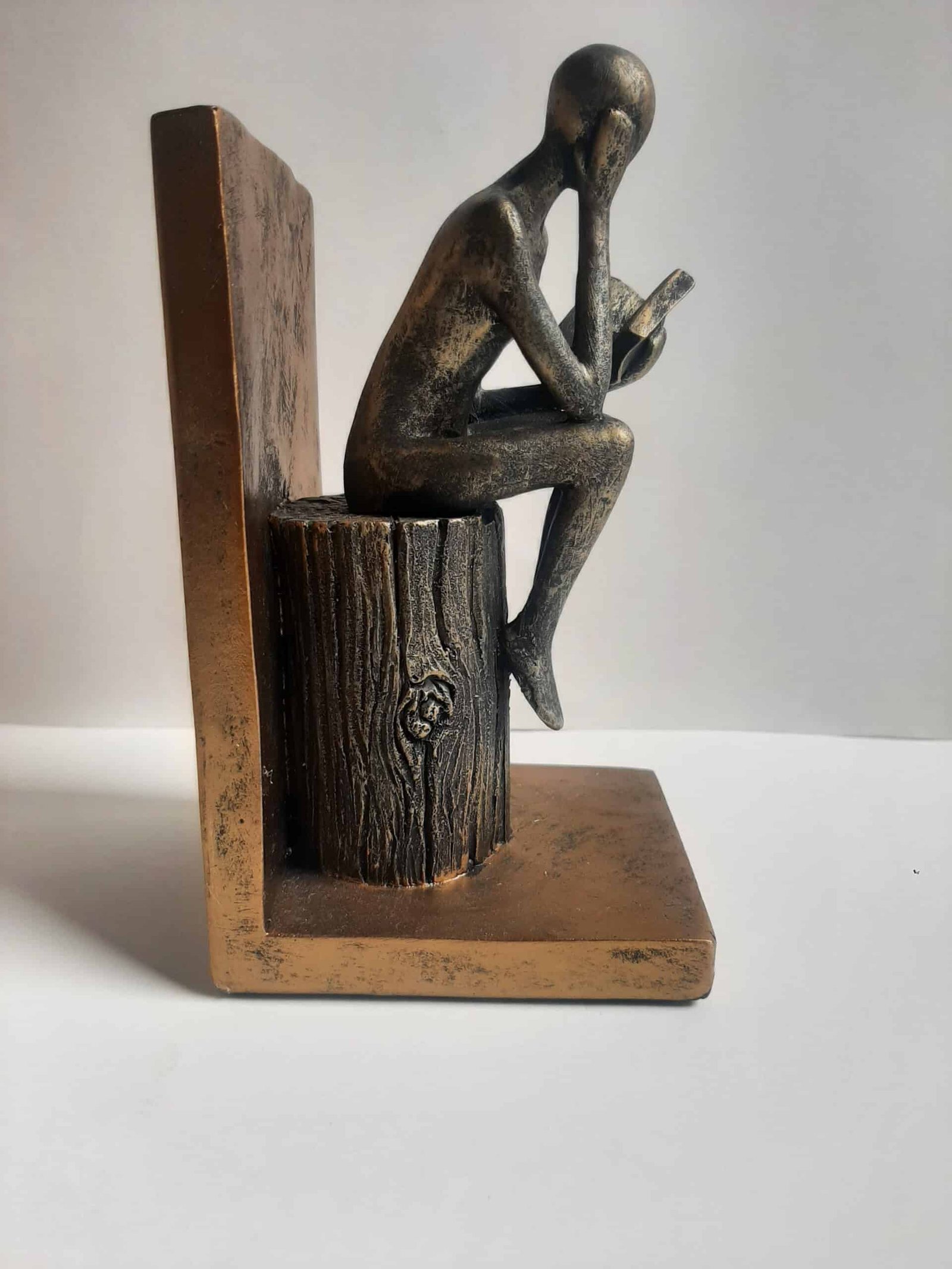 Serre-livres Homme, livre et tronc d'arbre H20cm, Résine Serre-livres Homme sur tronc - Statue homme lecture - Figurine serre-livres déco livre - Objet décoratif lecture - Objet d'art en résine - Sculpture ornement décoration d'intérieur - Déco bibliothèque