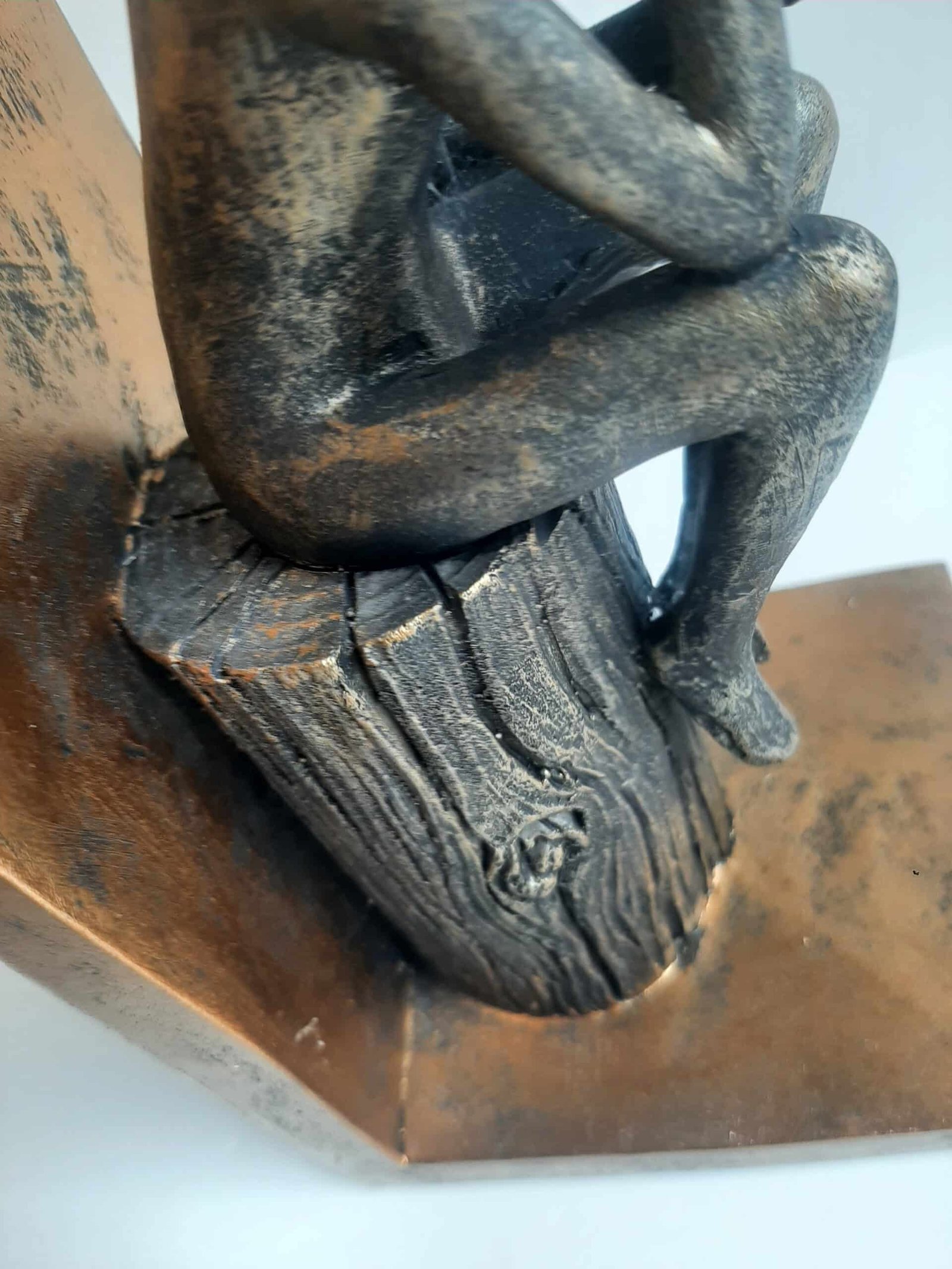 Serre-livres Homme, livre et tronc d'arbre H20cm, Résine Serre-livres Homme sur tronc - Statue homme lecture - Figurine serre-livres déco livre - Objet décoratif lecture - Objet d'art en résine - Sculpture ornement décoration d'intérieur - Déco bibliothèque