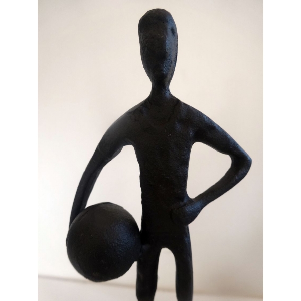Sculpture joueur de foot et son ballon, Métal marron