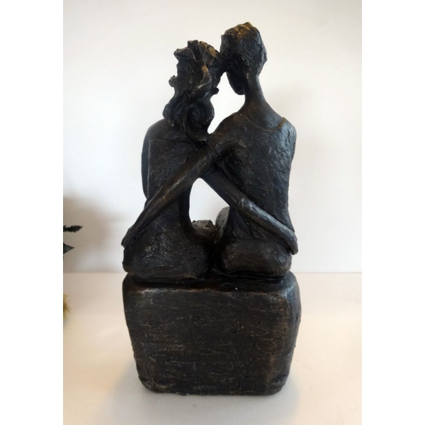 Couple assis statue, Résine patiné doré