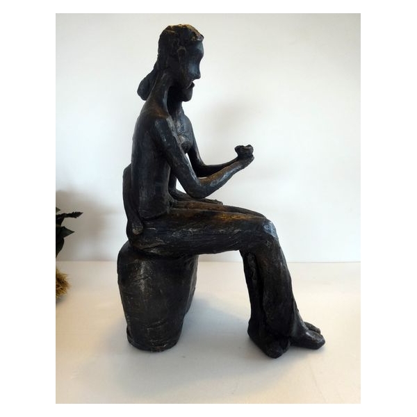 Couple assis statue, Résine patiné doré