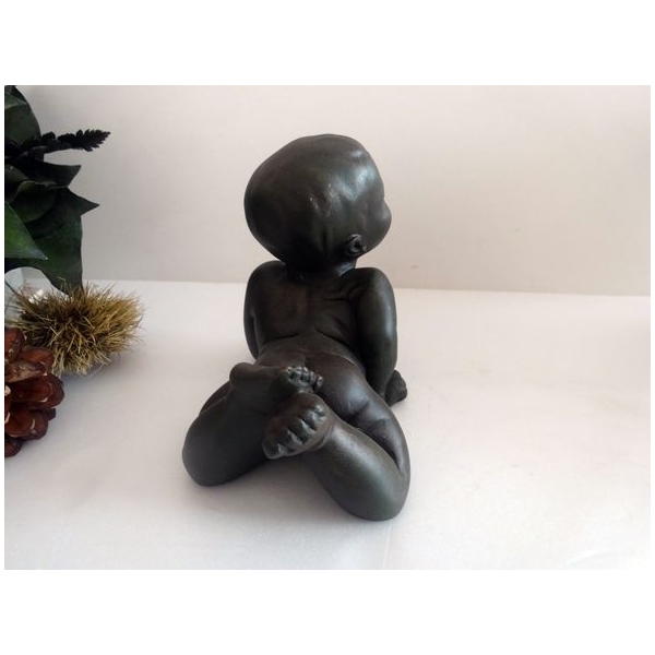 Statue bébé, Résine noire