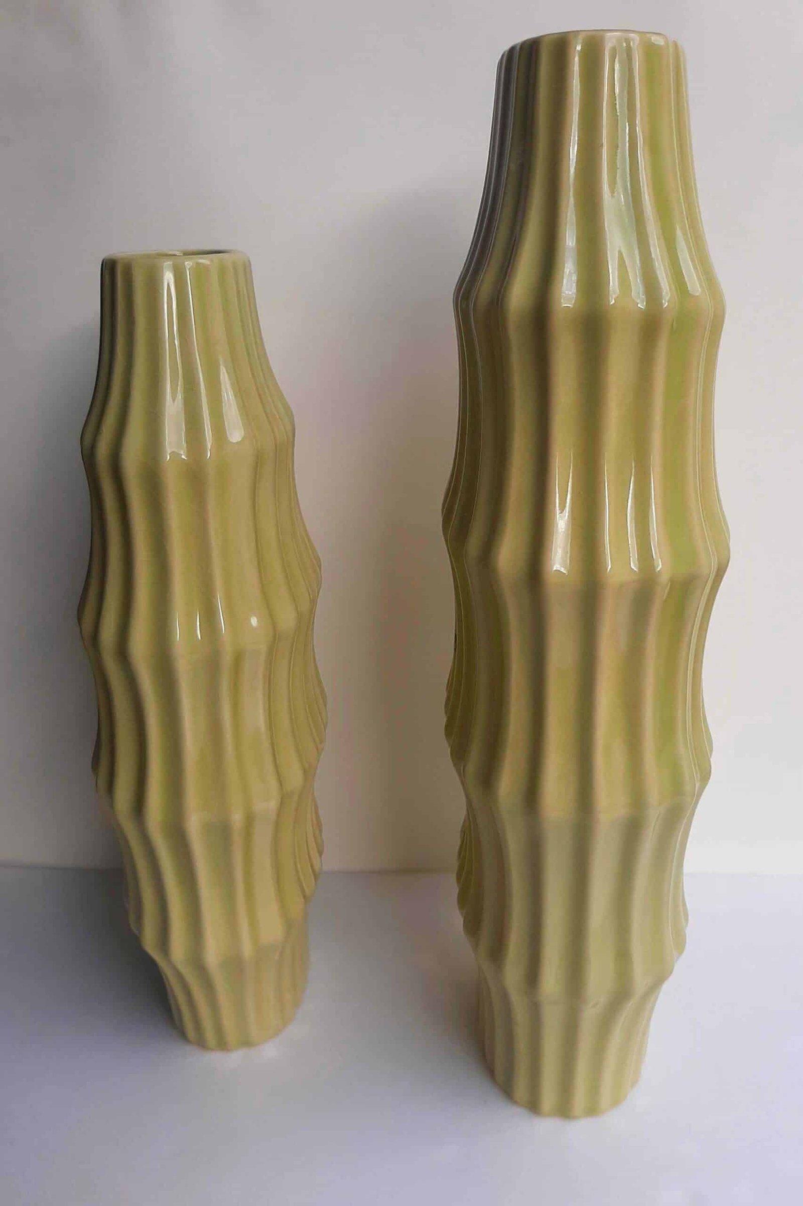 Vase Géométrique ondes d’eau, Céramique verte Vase haut décoratif- Sculpture grand vase moderne et art déco - Objet d'art en céramique vert - Sculpture ornement intérieur originale - Décoration d'intérieur - Déco florale