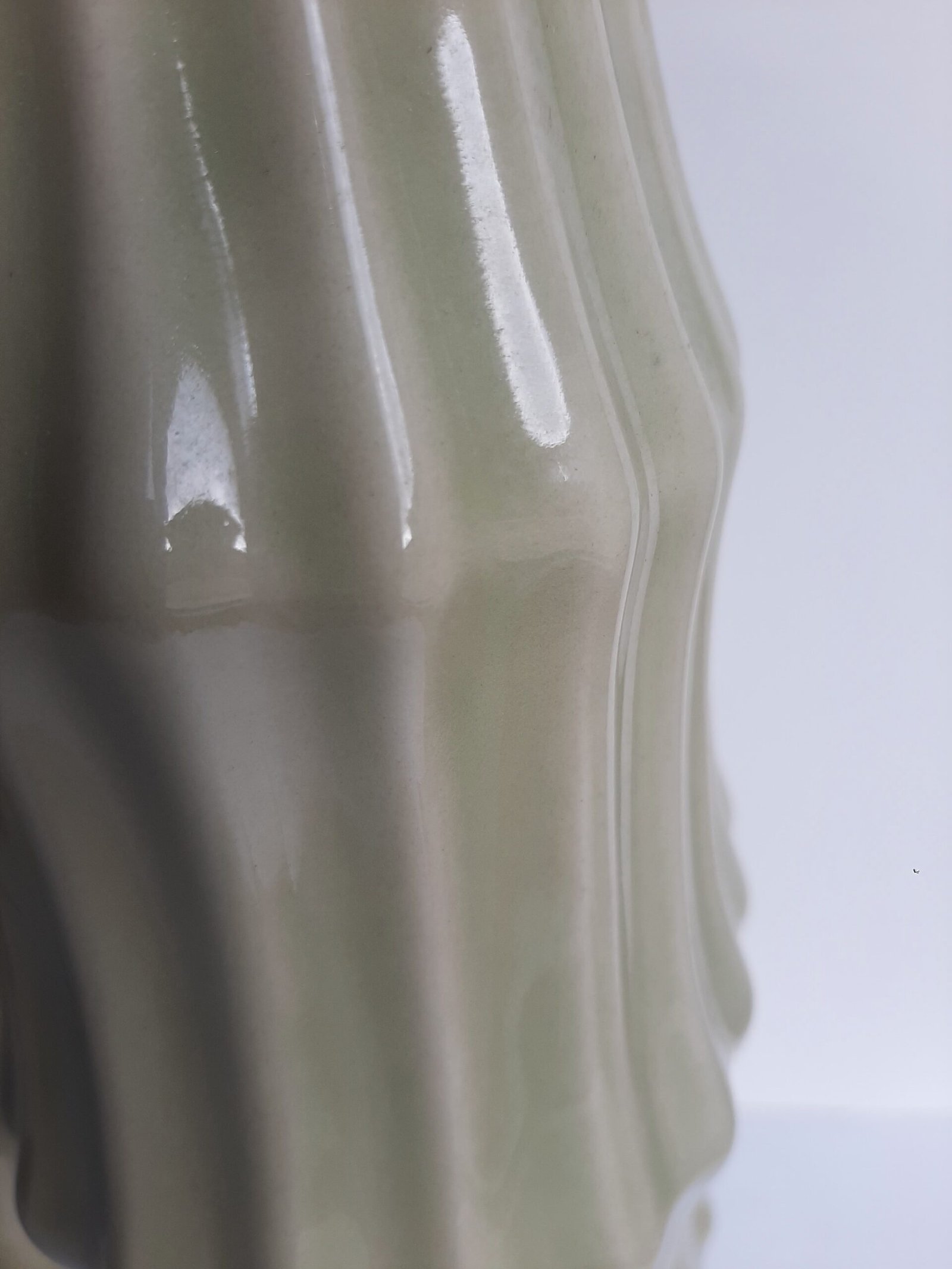 Zoom vase Ondes émaillé brillant Céramique Vase haut décoratif- Sculpture grand vase moderne et art déco - Objet d'art en céramique vert - Sculpture ornement intérieur originale - Décoration d'intérieur - Déco florale