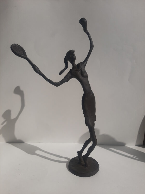 Sculpture Tennis femme au service