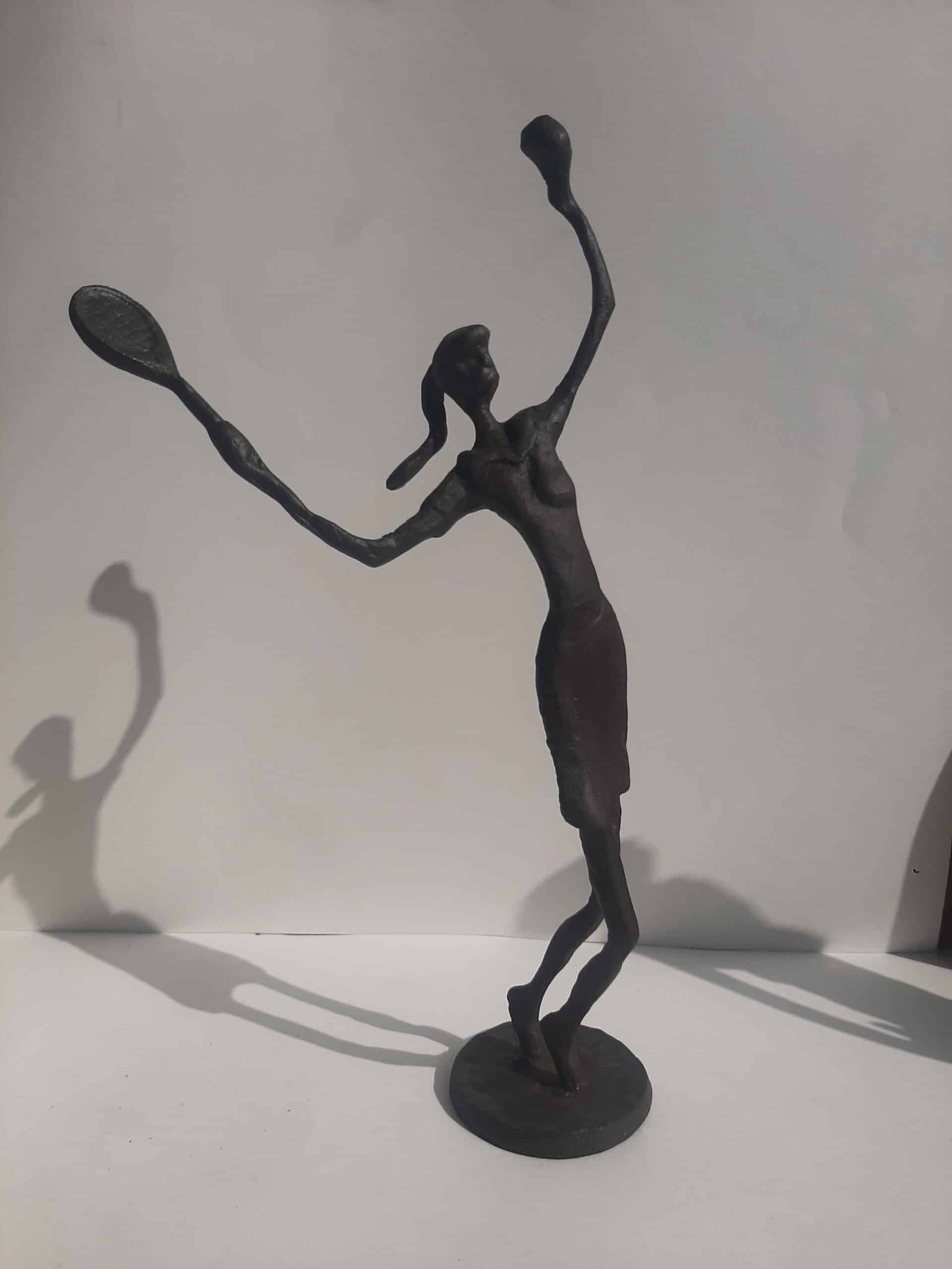 Sculpture Tennis d'une femme Statue Tennis femme - Sculpture tennis - Objet décoratif tennis - Objet d'art en métal - Sculpture ornement intérieur - Décoration d'intérieur - Déco sport - Maison feng shui - Cadeau souvenir