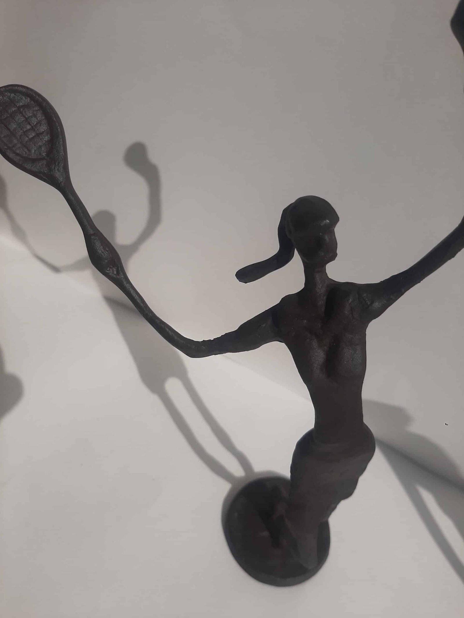 Zoom tennis woman sculpture Statue femme tennis - Figurine Tenniswomen sur socle - Objet décoratif tennis - Objet d'art en métal fer - Sculpture ornement décoration d'intérieur - Déco Sport - Maison feng shui - Cadeau sportif - Trophée - Coupe