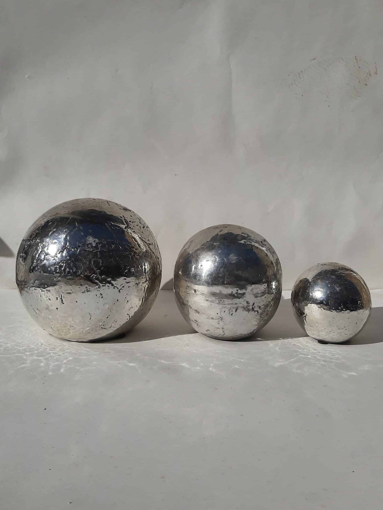 Boule terre raku finition argentée 3 tailles Sculpture boule jardin raku - Objet décoratif sphérique - Objet d'art en céramique terre raku - Sculpture ornement jardin et terrasse - Décoration d'intérieur et extérieur - Déco nature - Maison feng shui - Cadeau souvenir