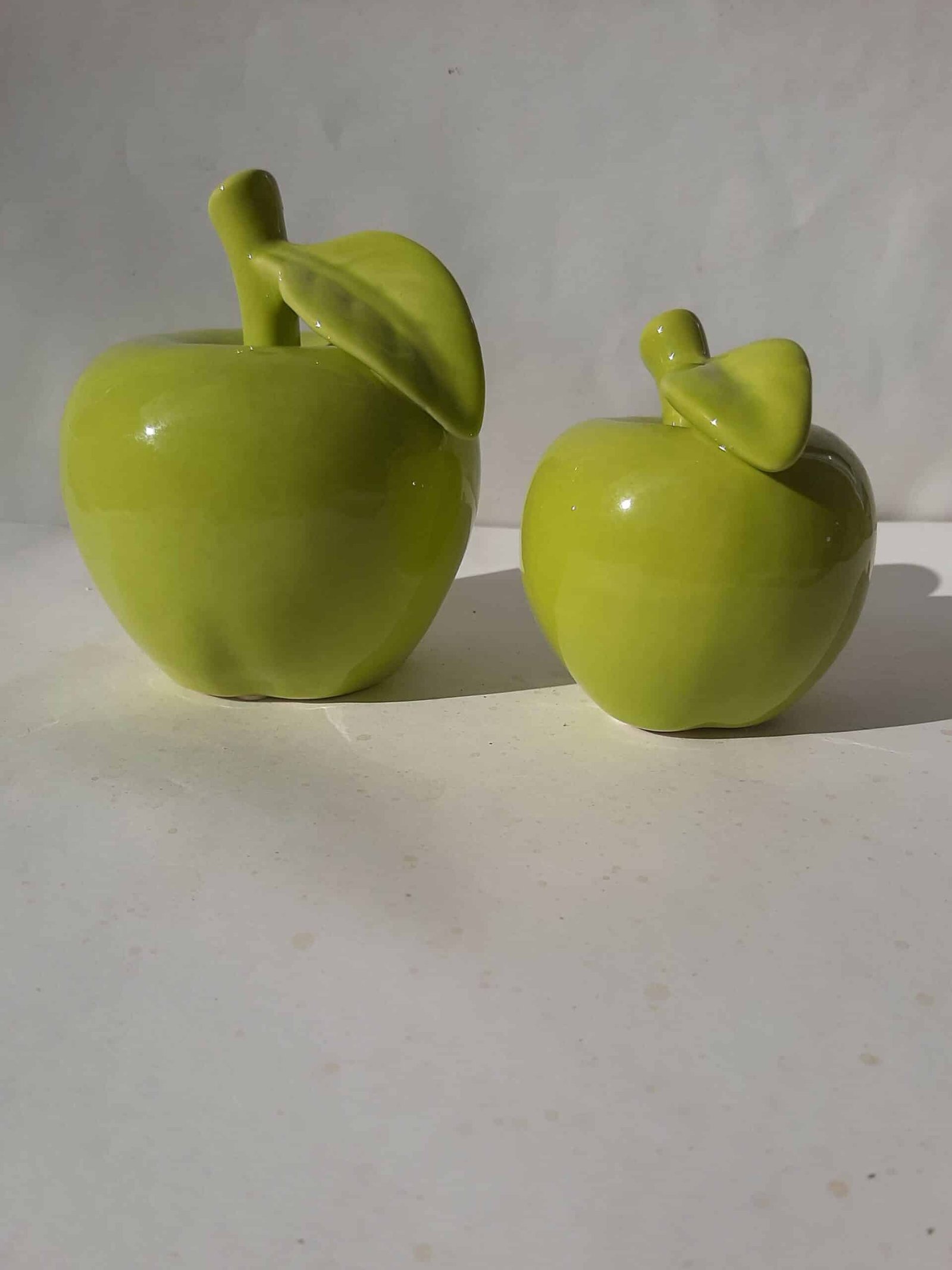 Green ceramic decorative apple Pomme sculpture - Pomme décorative - Ornement décoratif - Déco fruitée - Objet décoratif - Déco de table - Déco verte - Cadeau déco