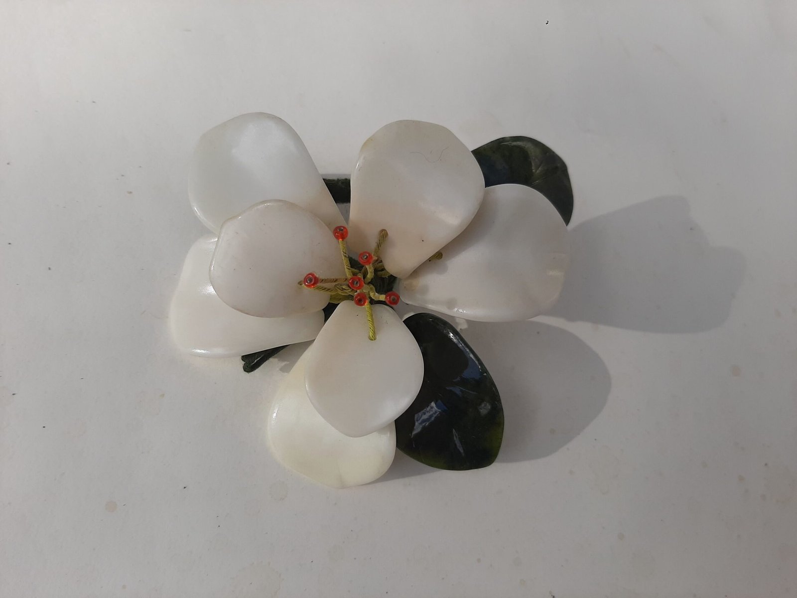 White jade flower and its leaves Fleur jade blanc sculpture - Fleur décorative en jade - Ornement décoratif - Déco florale - Objet décoratif - Déco de table - Cadeau déco