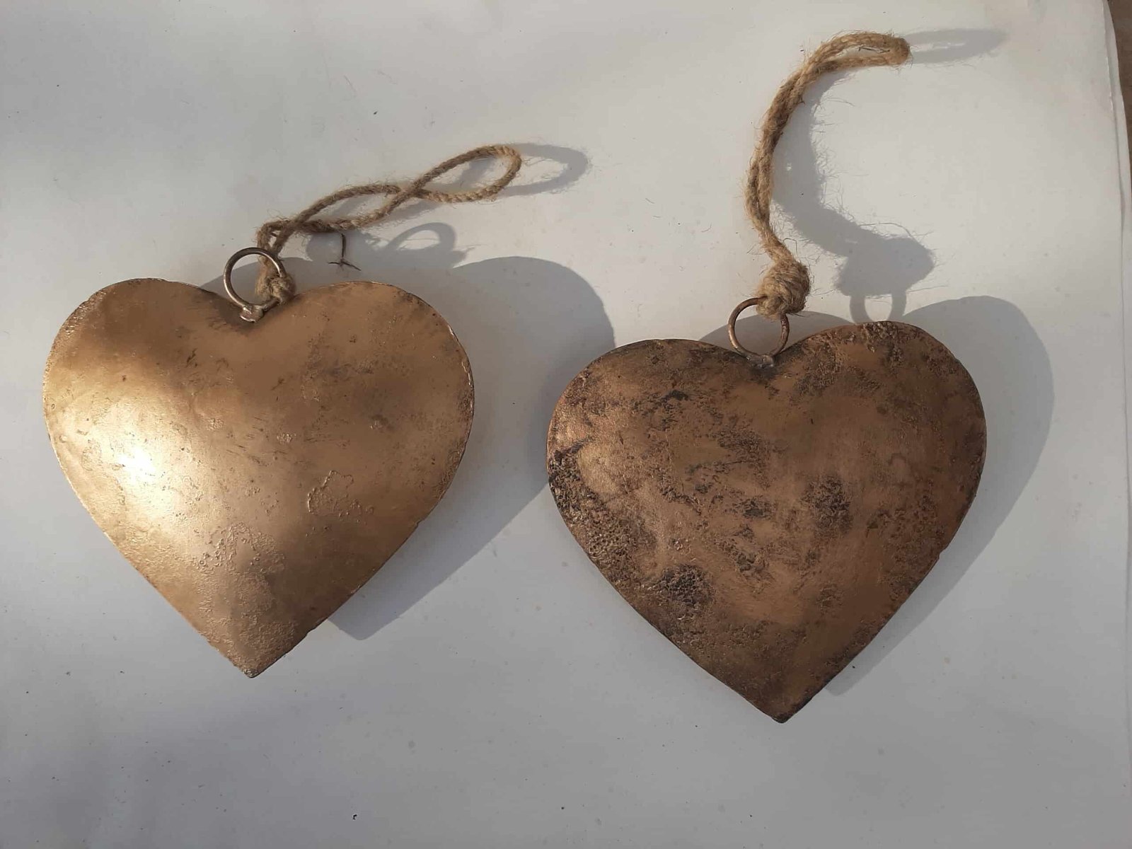 Coeur doré déco maison et jardin Coeur bombé métal or décoratif - Coeur à suspendre corde - Objet décoratif cœur aluminium - Déco amour - Sculpture ornement love - idée Cadeau Saint Valentin