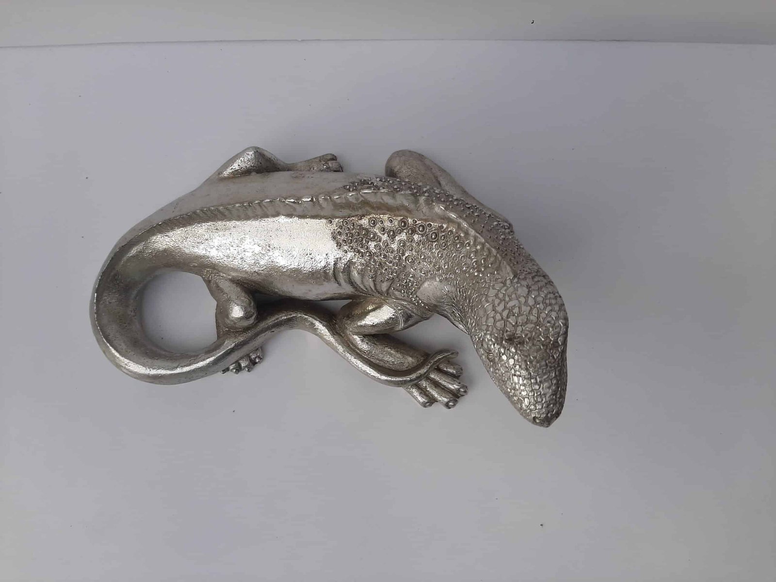 Statue Iguane - Figurine animale iguane- Objet décoratif iguane- Objet d'art en résine argentée - Sculpture ornement décoration d'intérieur - Déco animale - Maison feng shui - Cadeau souvenir