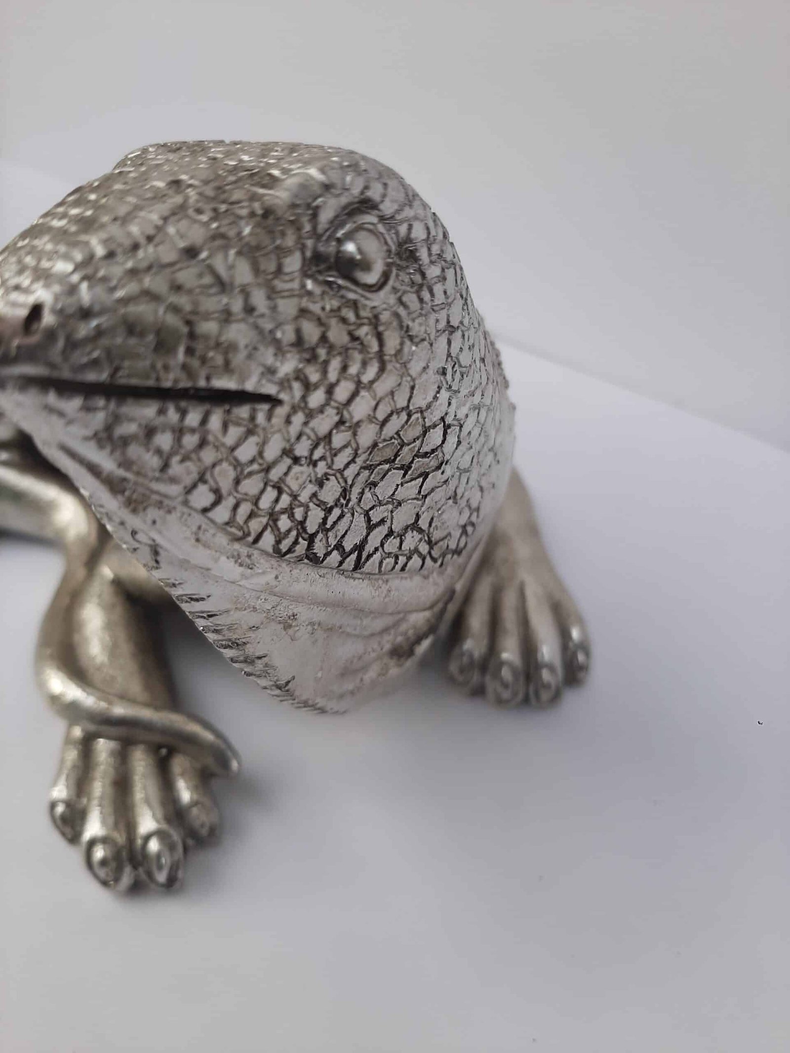 Statue Iguane - Figurine animale iguane- Objet décoratif iguane- Objet d'art en résine argentée - Sculpture ornement décoration d'intérieur - Déco animale - Maison feng shui - Cadeau souvenir