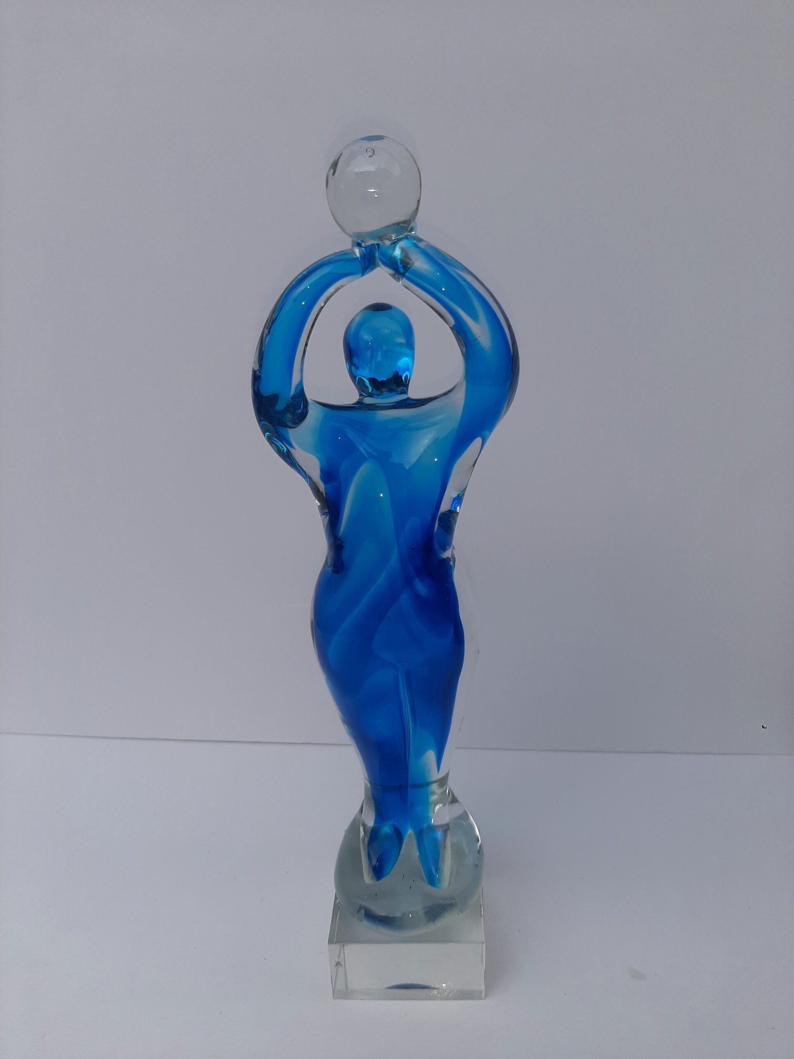 Sculpture Basketteur en verre bleu et transparent sur socle carré. Statue Basketball - Figurine Basket sur socle - Objet décoratif basketteur - Objet d'art en verre - Sculpture ornement décoration d'intérieur - Déco Sport - Maison feng shui - Cadeau sportif - Trophée - Coupe