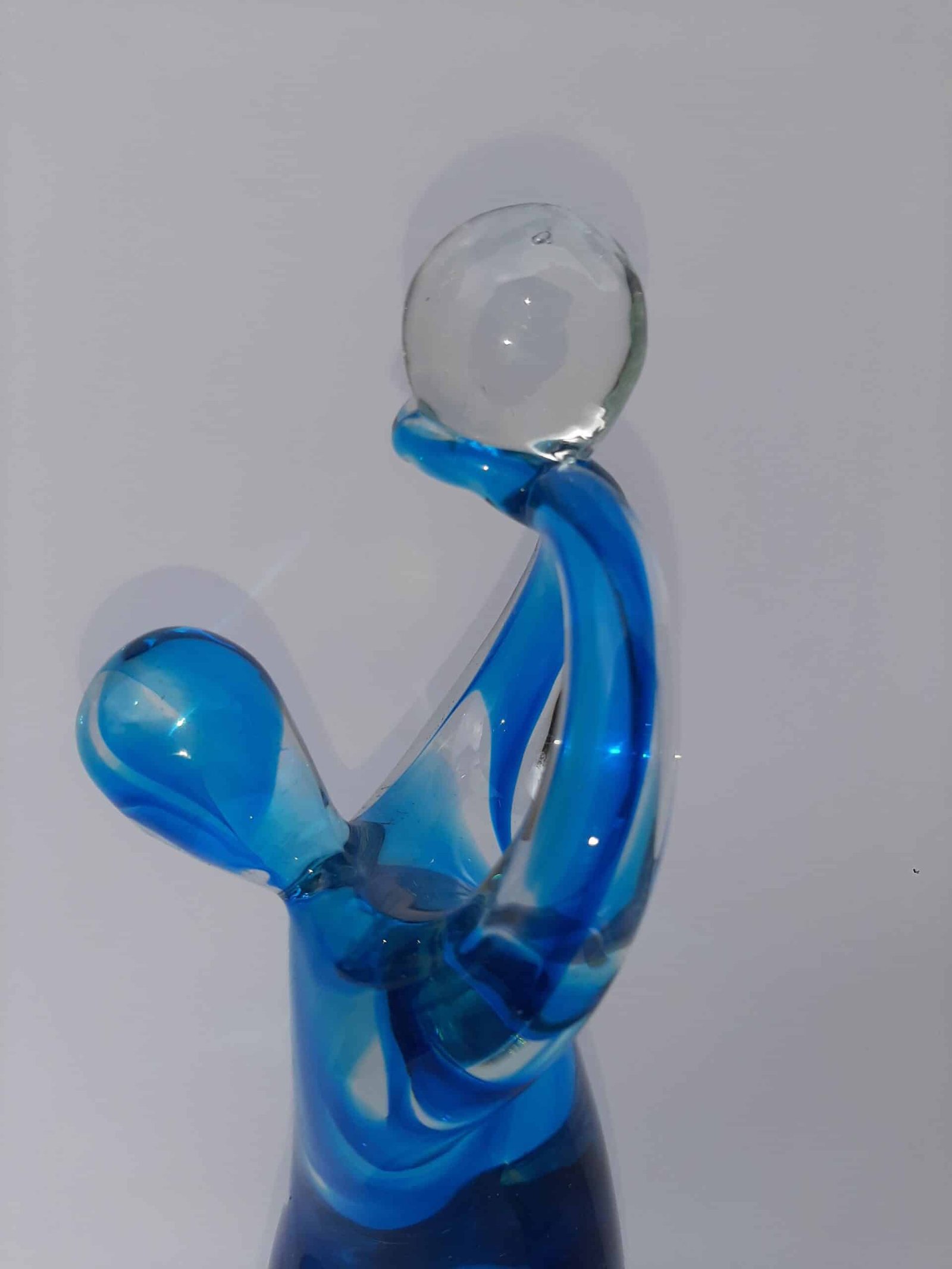 Basketball player sculpture, Blue glass Statue Basketball - Figurine Basket sur socle - Objet décoratif basketteur - Objet d'art en verre - Sculpture ornement décoration d'intérieur - Déco Sport - Maison feng shui - Cadeau sportif - Trophée - Coupe