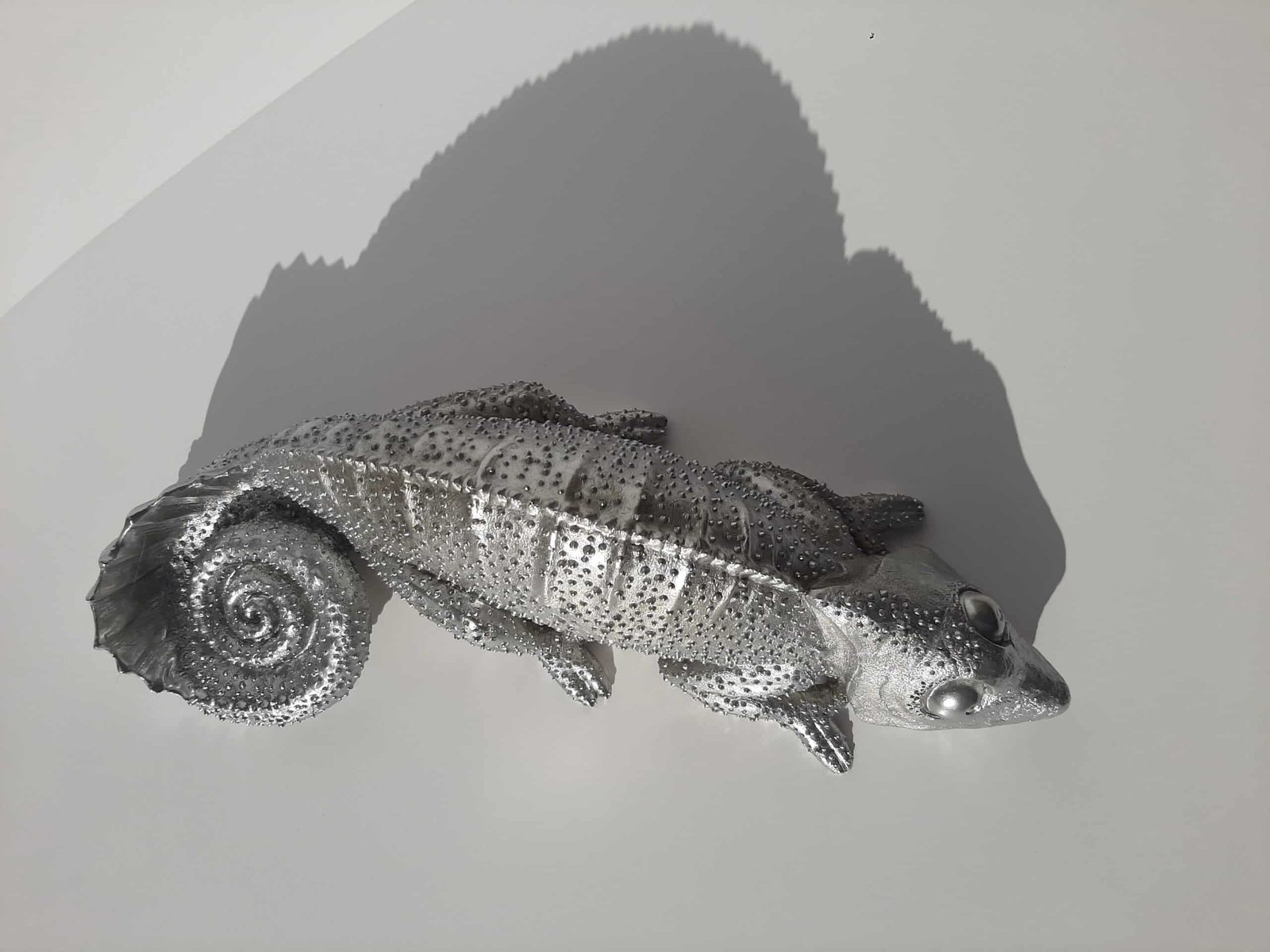 Statue caméléon déco Statue Caméléon - Figurine animale caméléon- Objet décoratif caméléon - Objet d'art en résine argentée - Sculpture ornement décoration d'intérieur - Déco animale - Maison feng shui - Cadeau souvenir