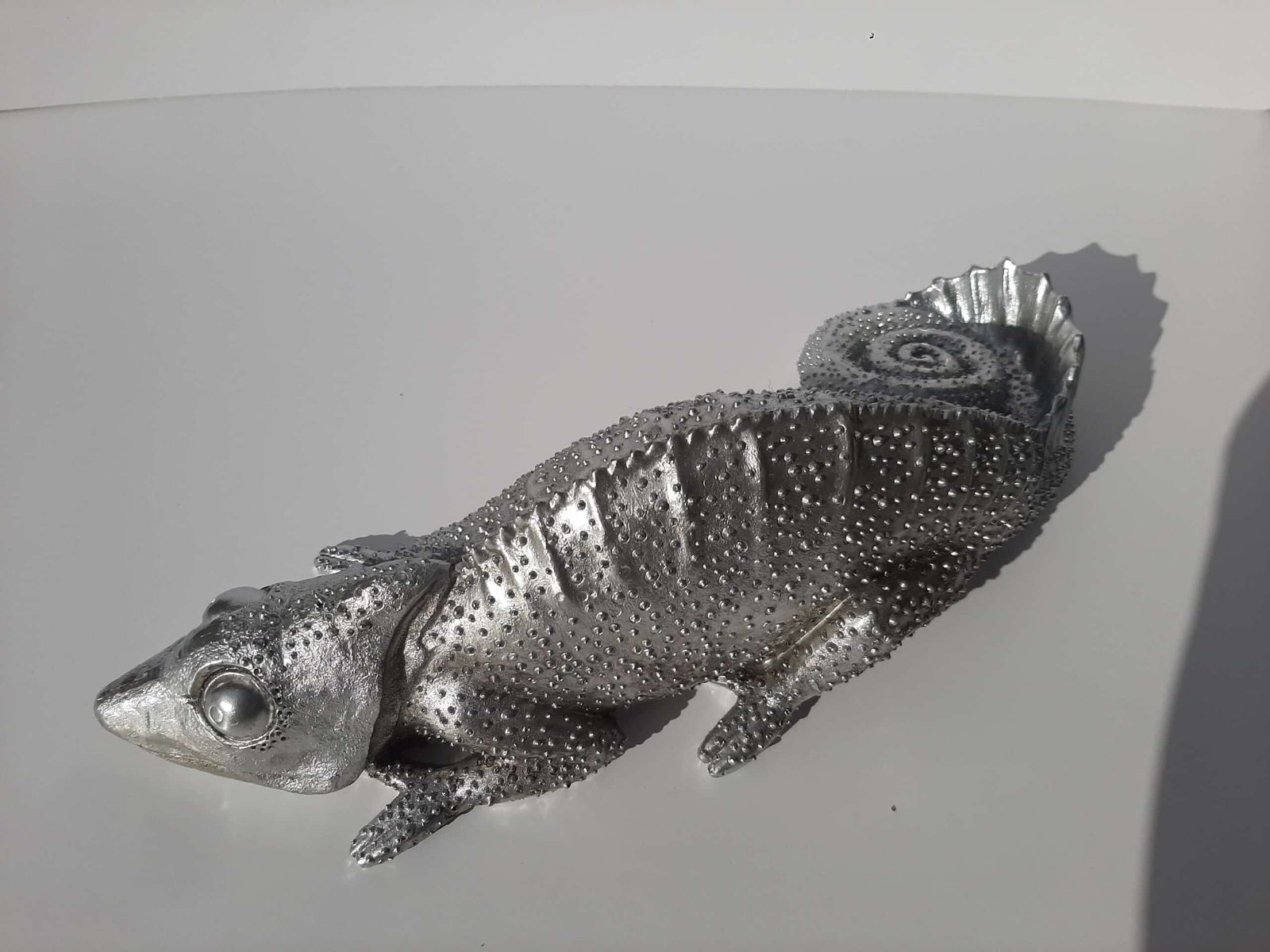 Statue caméléon déco Statue Caméléon - Figurine animale caméléon- Objet décoratif caméléon - Objet d'art en résine argentée - Sculpture ornement décoration d'intérieur - Déco animale - Maison feng shui - Cadeau souvenir