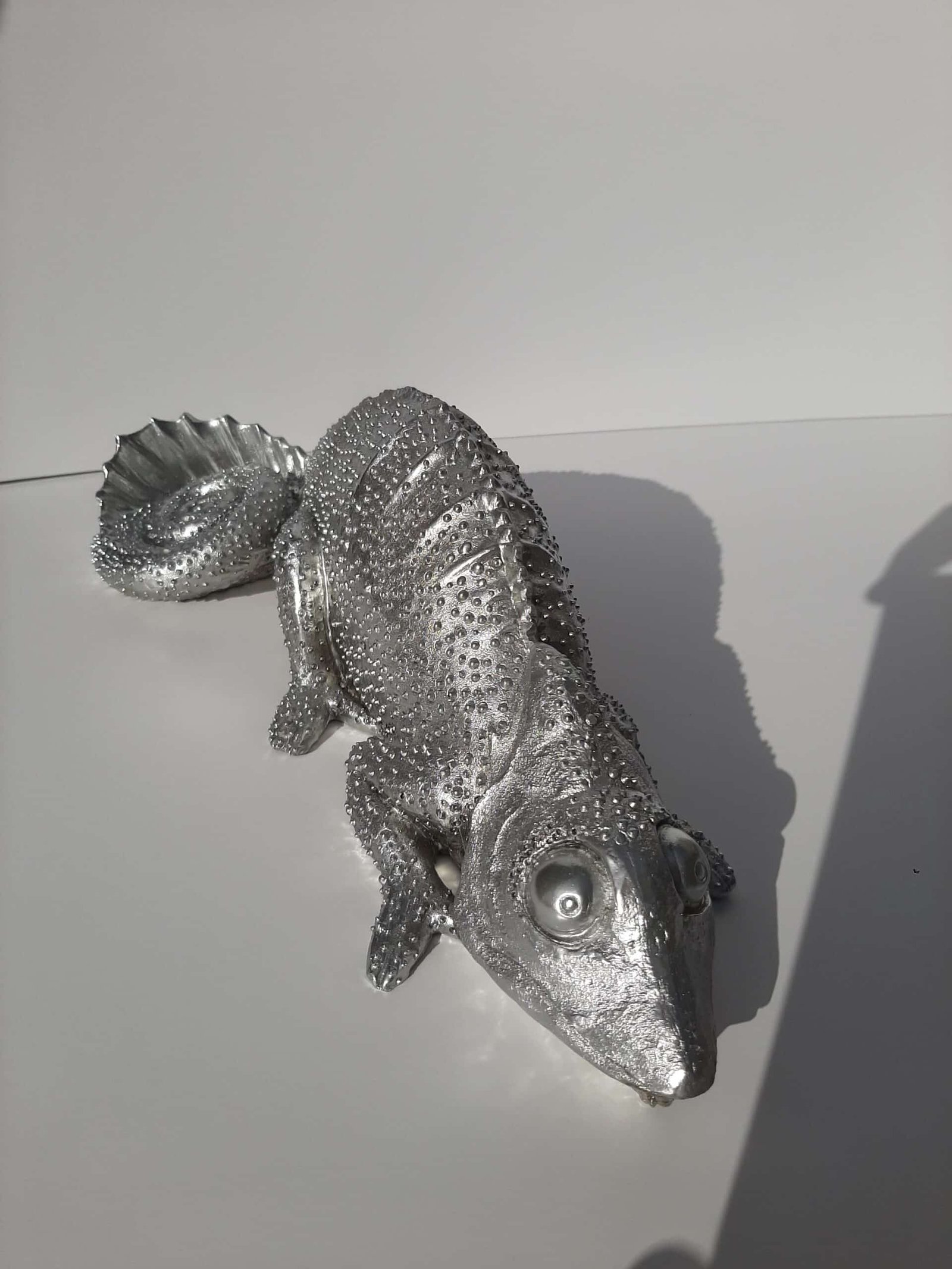 Statue caméléon déco Statue Caméléon - Figurine animale caméléon- Objet décoratif caméléon - Objet d'art en résine argentée - Sculpture ornement décoration d'intérieur - Déco animale - Maison feng shui - Cadeau souvenir